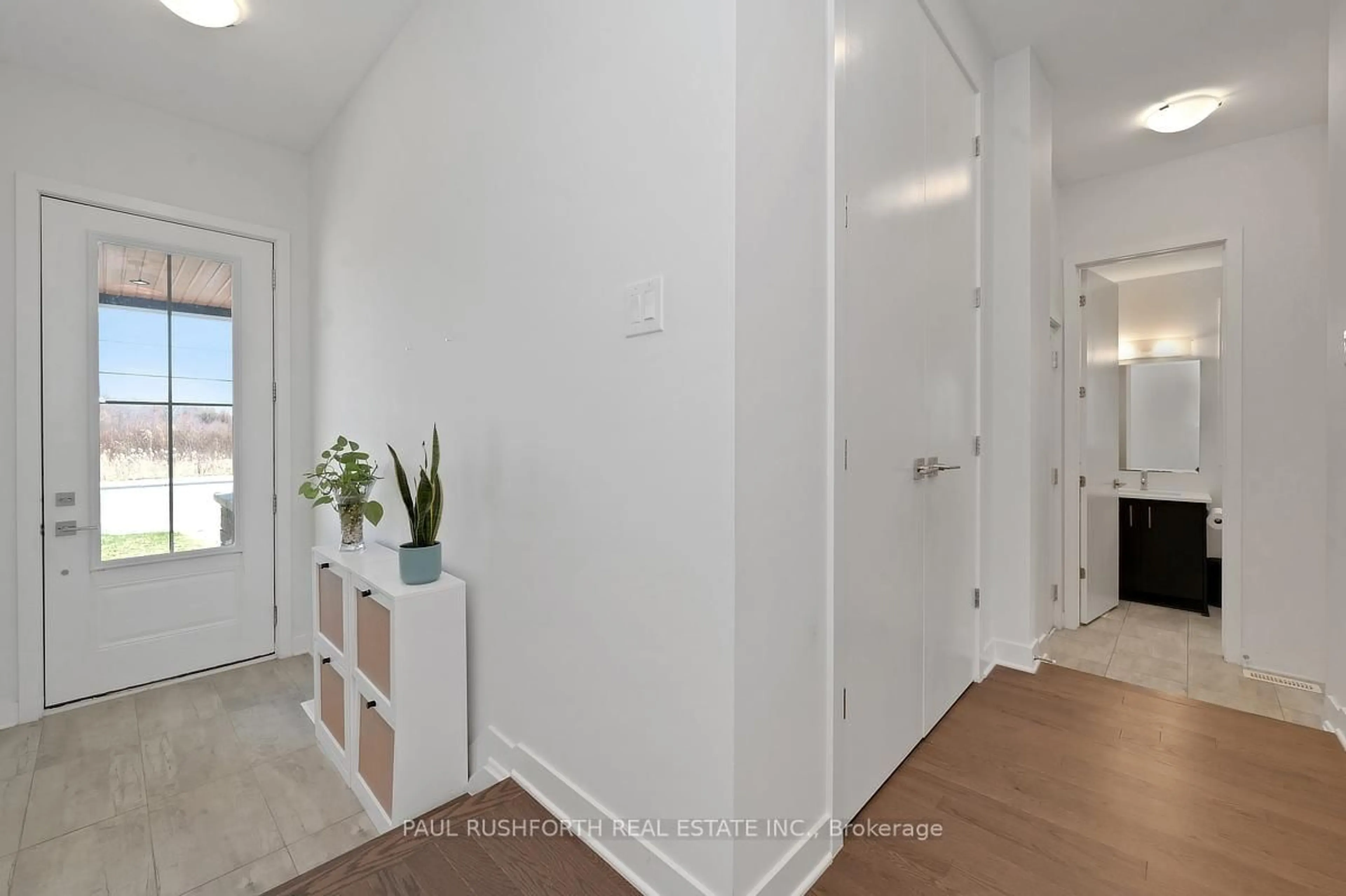 Indoor entryway for 6483 Renaud Rd, Ottawa Ontario K1W 0R8