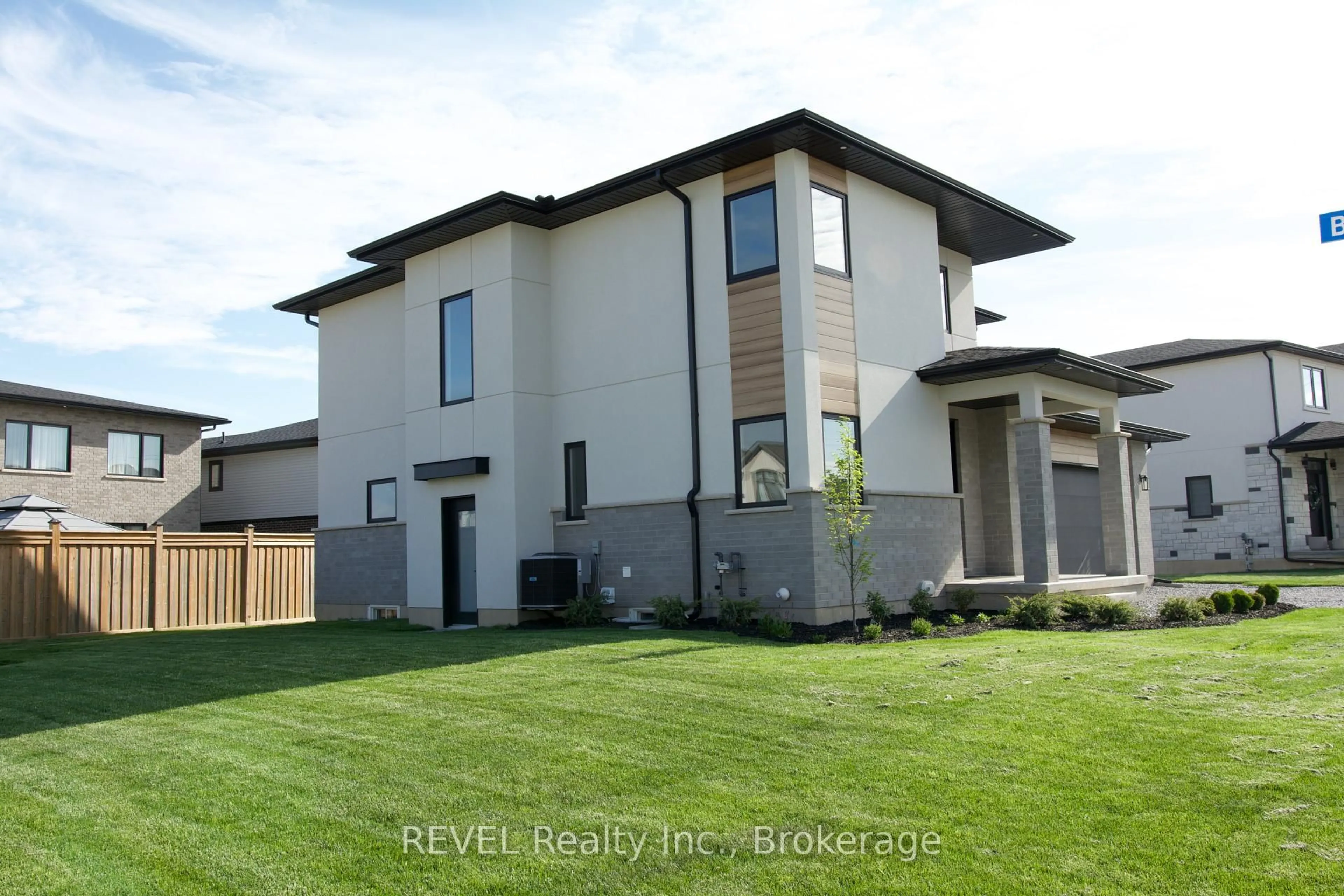 Home with vinyl exterior material, street for 1 Elvira Way, Thorold Ontario L2V 0M7