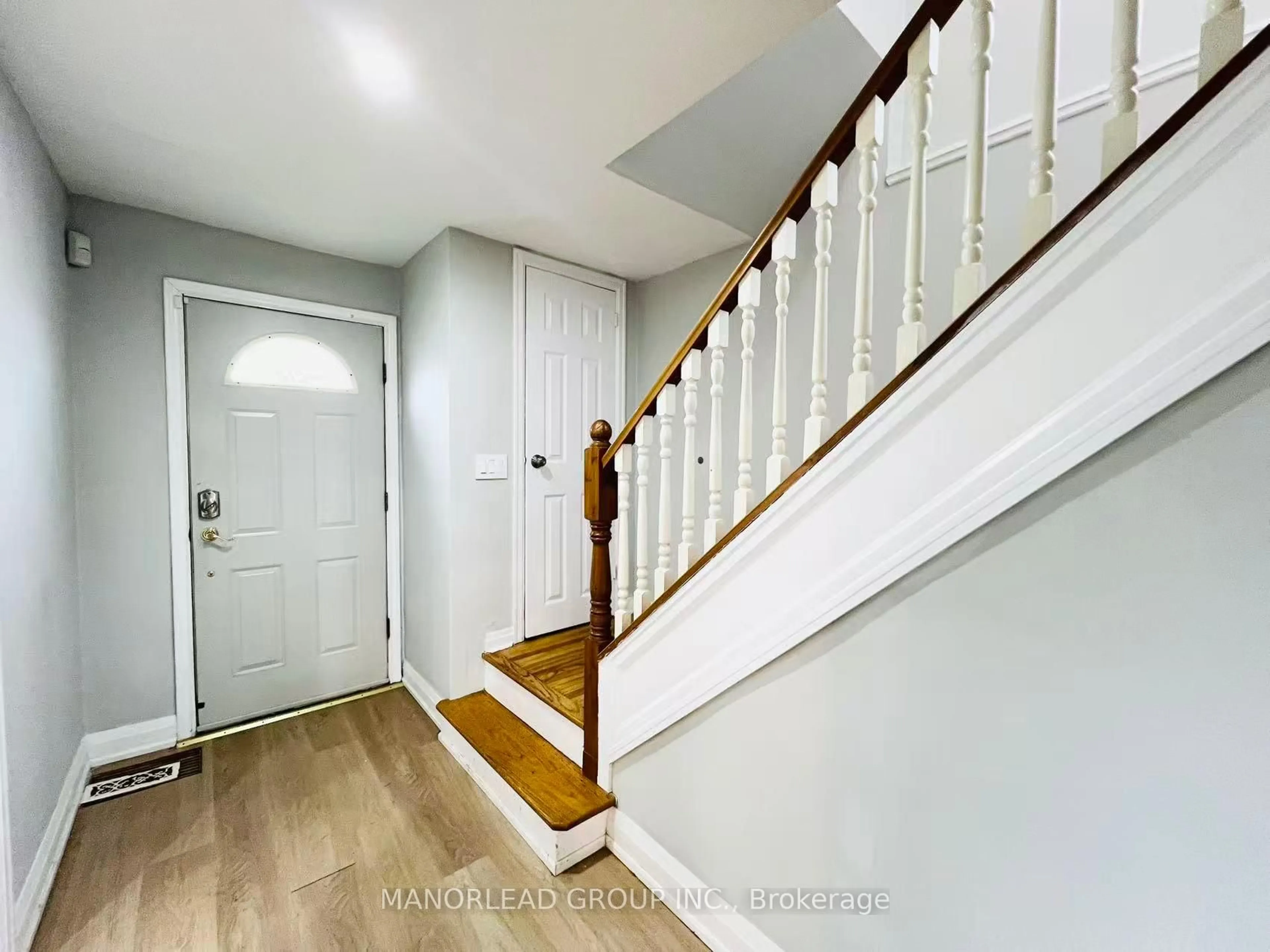 Indoor entryway for 19 Cloverhill Rd, Hamilton Ontario L9C 3L6