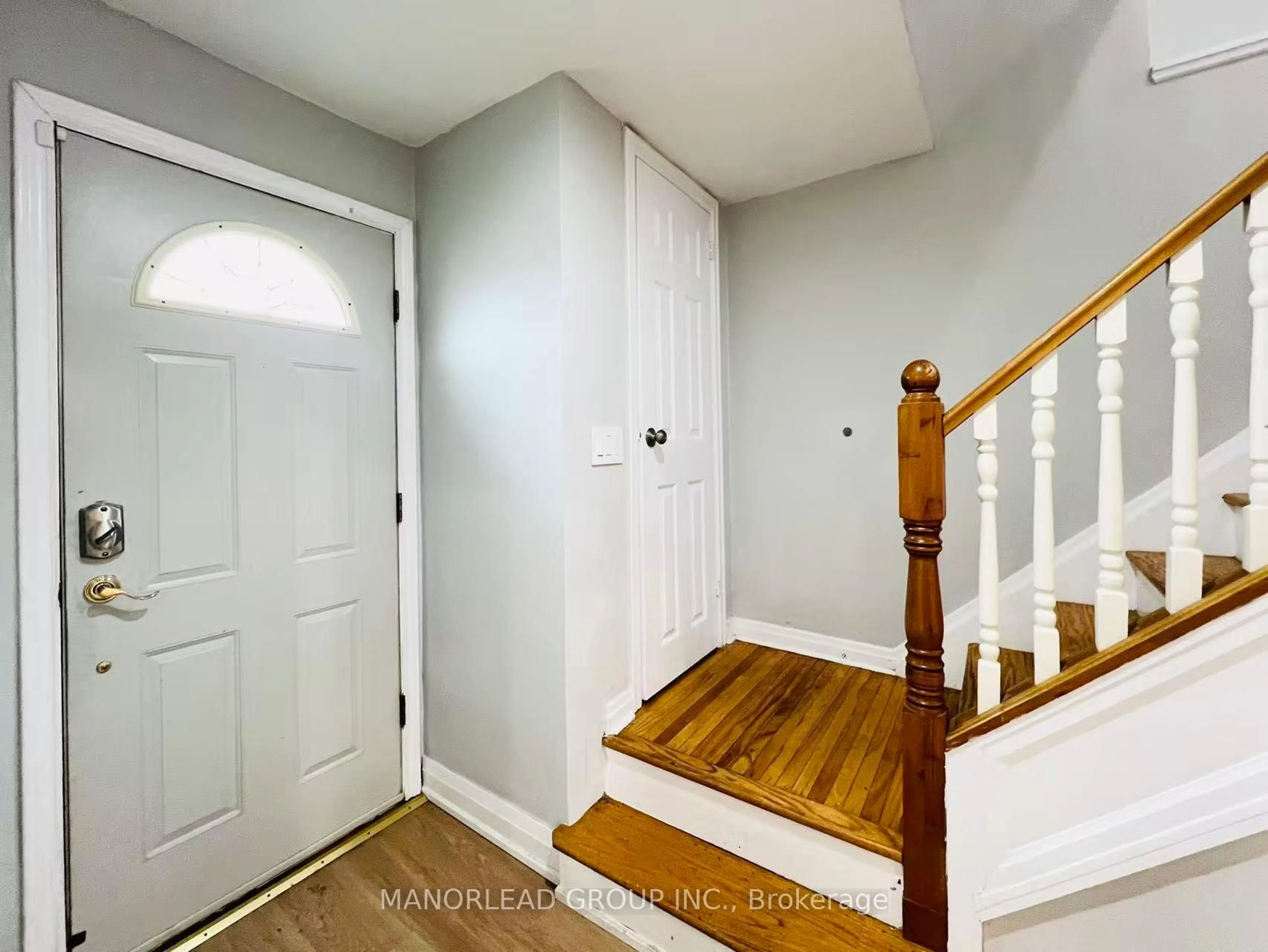 Indoor entryway for 19 Cloverhill Rd, Hamilton Ontario L9C 3L6