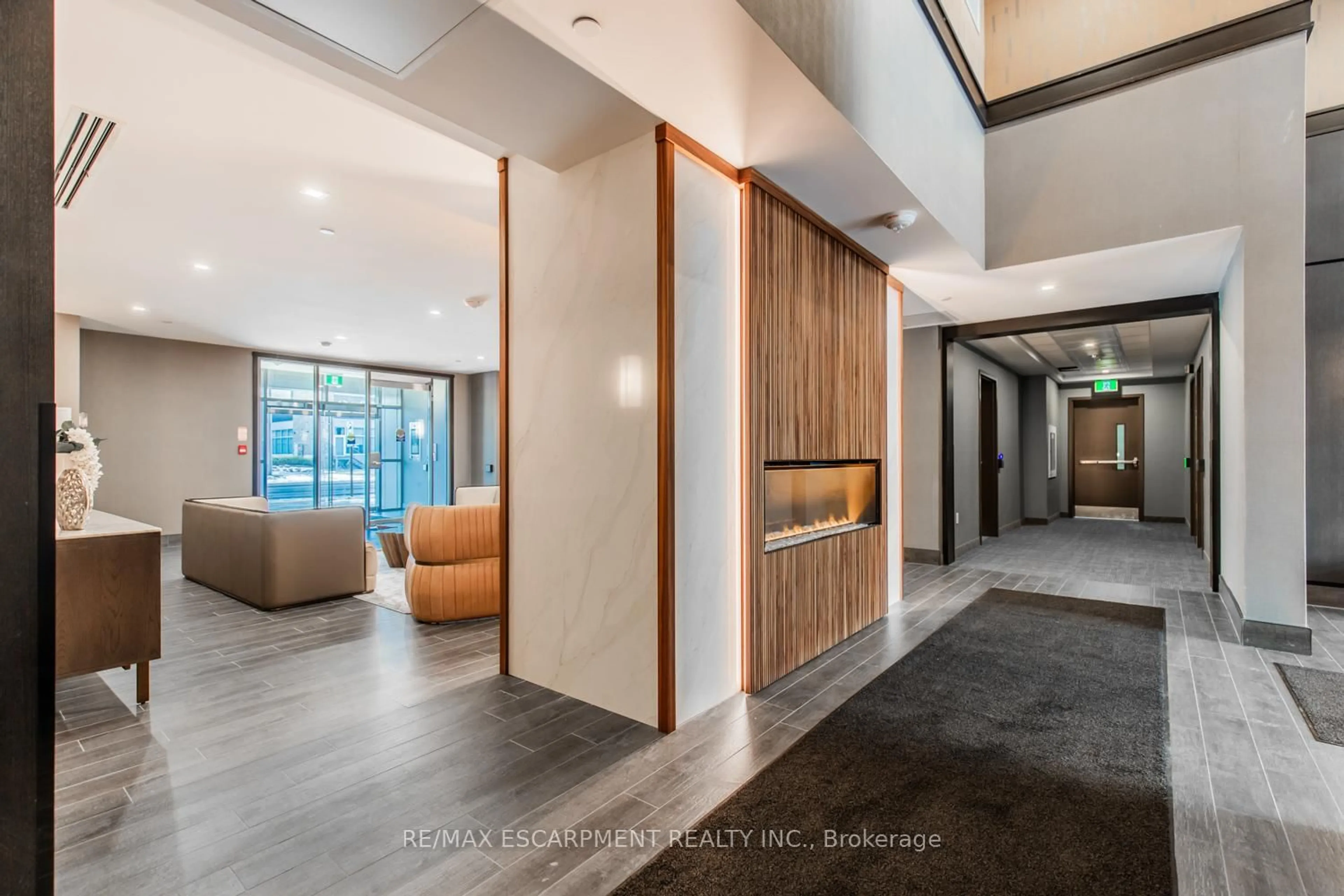 Indoor foyer for 470 Dundas St #804, Hamilton Ontario L8B 1Z2