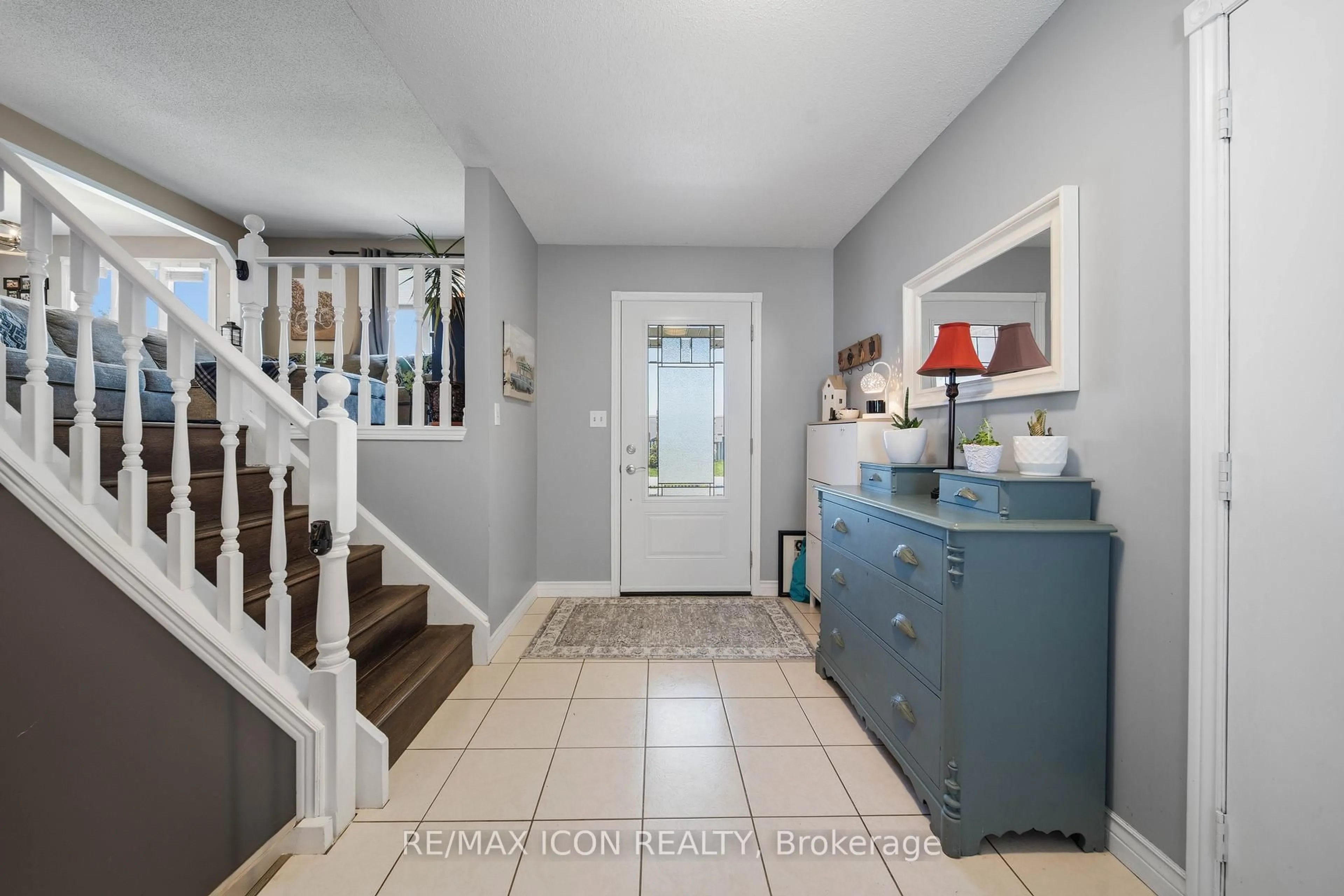 Indoor entryway for 61 Carleton Crt, Thames Centre Ontario N0L 1G2