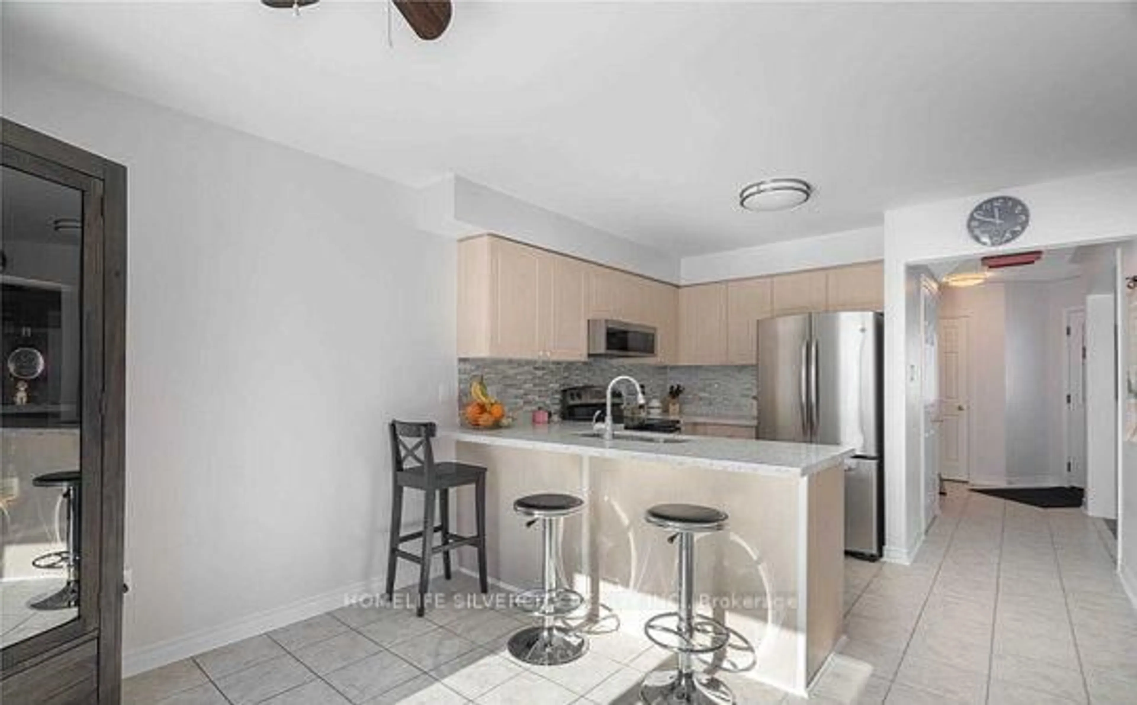 Standard kitchen, ceramic/tile floor for 680 Langlaw Dr, Cambridge Ontario N1P 1H3