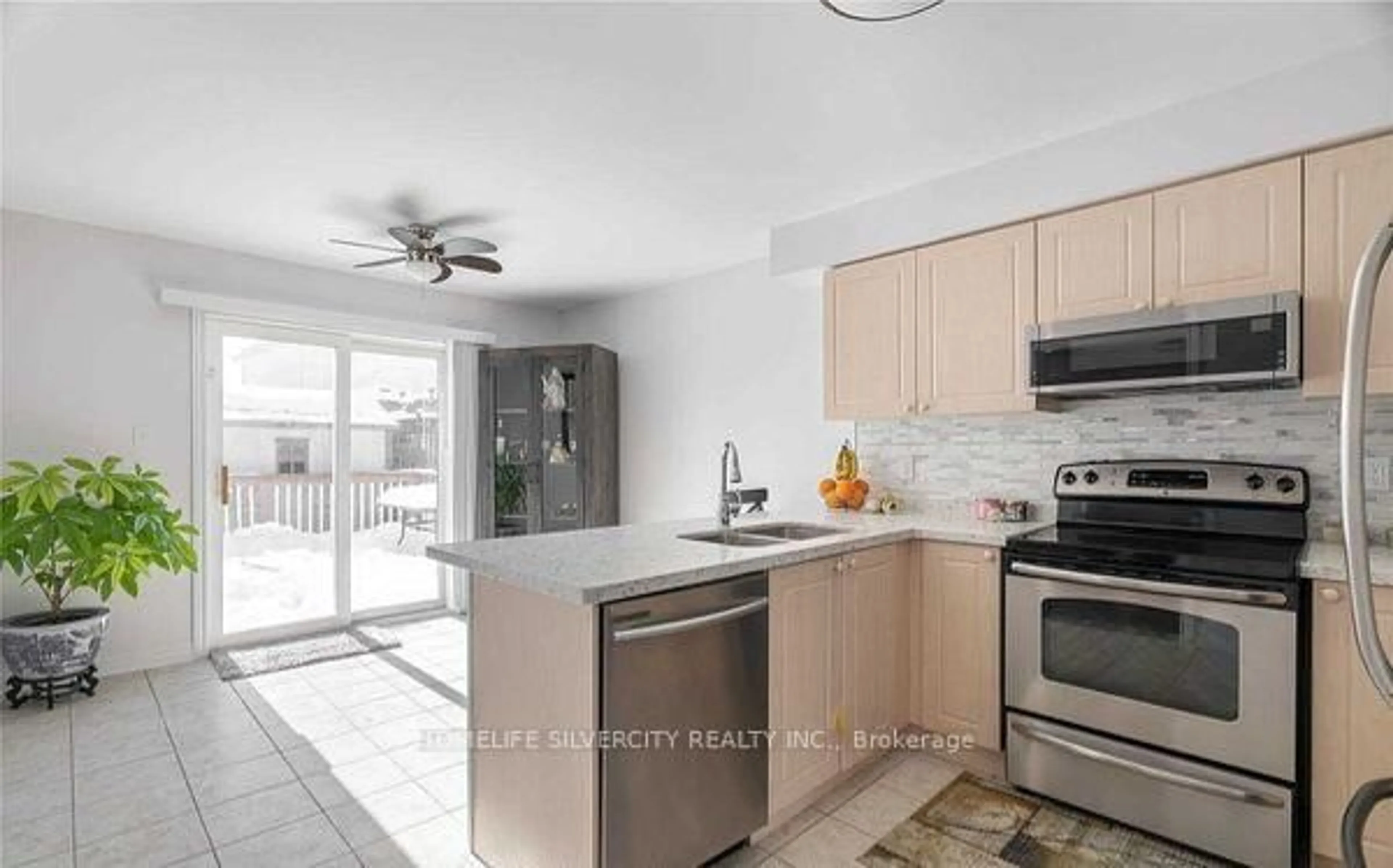 Standard kitchen, ceramic/tile floor for 680 Langlaw Dr, Cambridge Ontario N1P 1H3