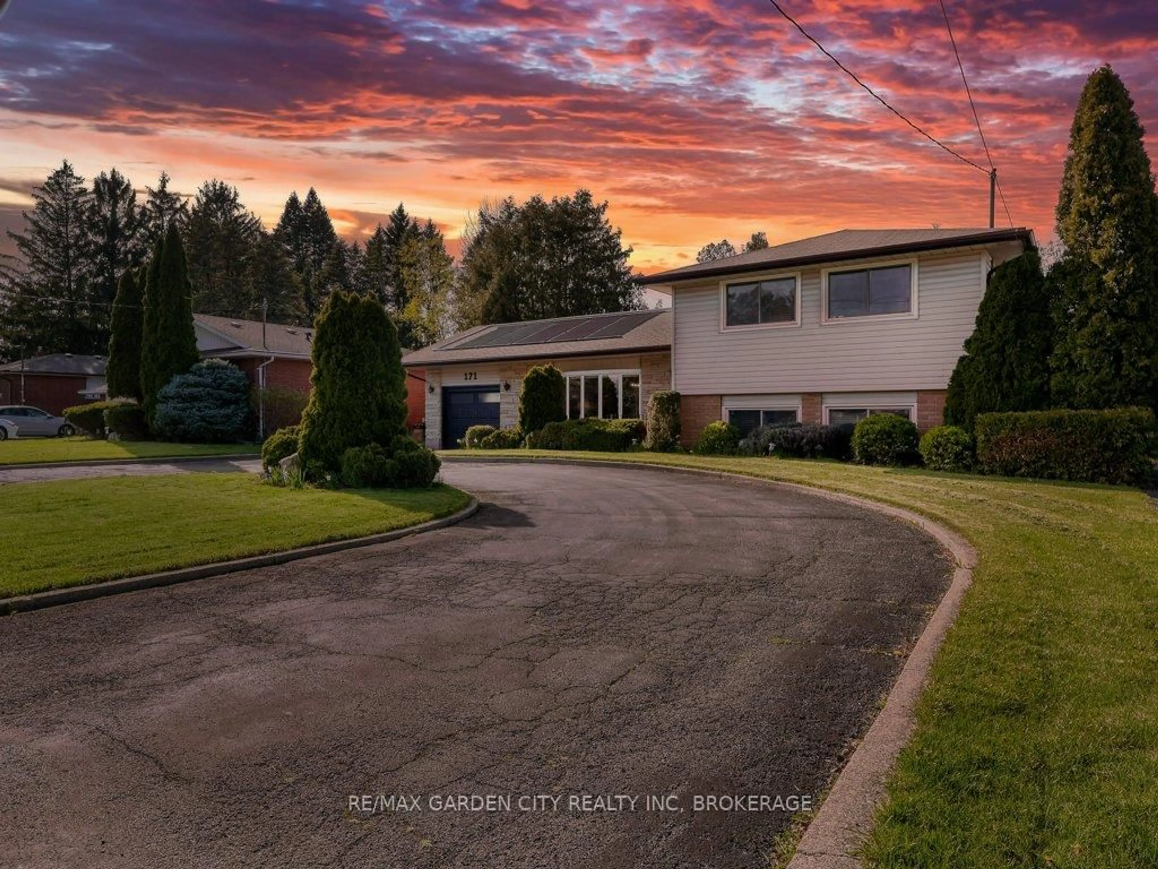 A pic from outside/outdoor area/front of a property/back of a property/a pic from drone, unknown for 171 Lakeshore Rd, St. Catharines Ontario L2N 2V2