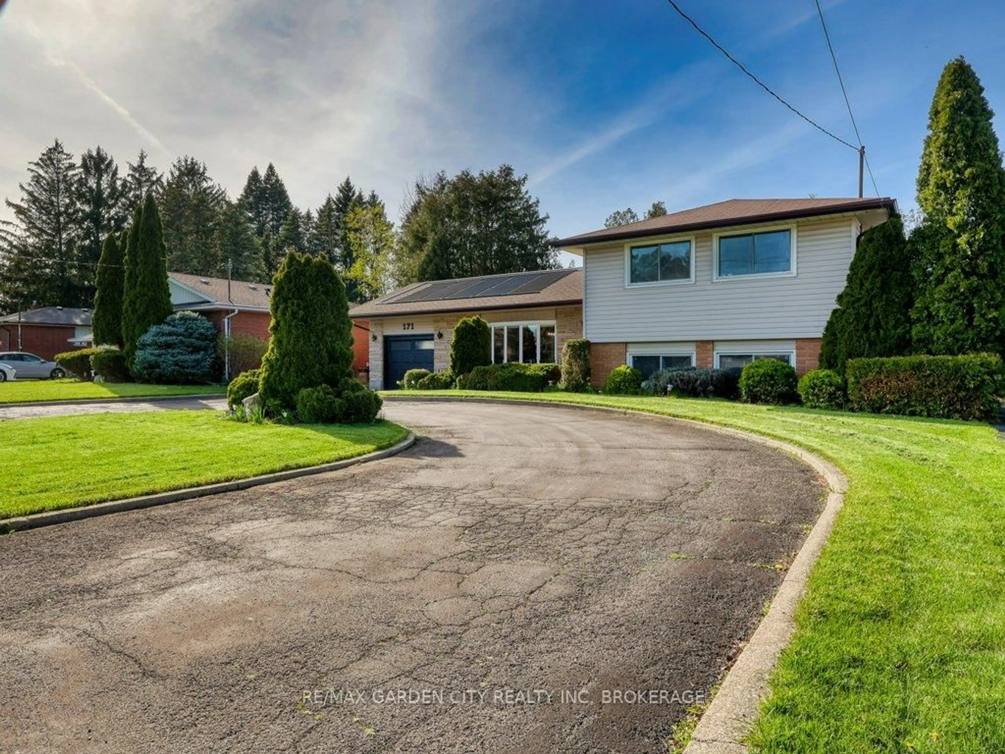A pic from outside/outdoor area/front of a property/back of a property/a pic from drone, street for 171 Lakeshore Rd, St. Catharines Ontario L2N 2V2