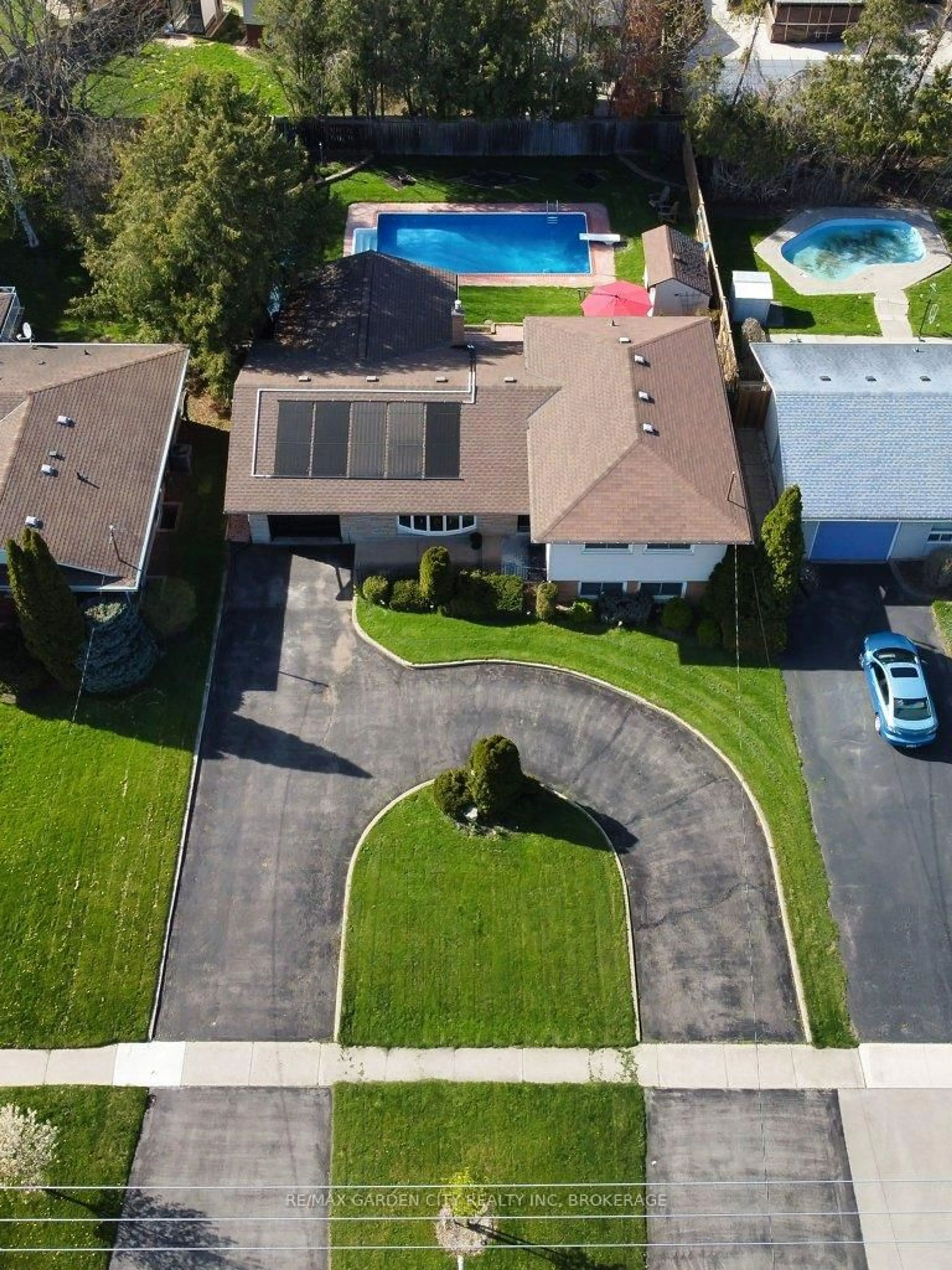 A pic from outside/outdoor area/front of a property/back of a property/a pic from drone, street for 171 Lakeshore Rd, St. Catharines Ontario L2N 2V2