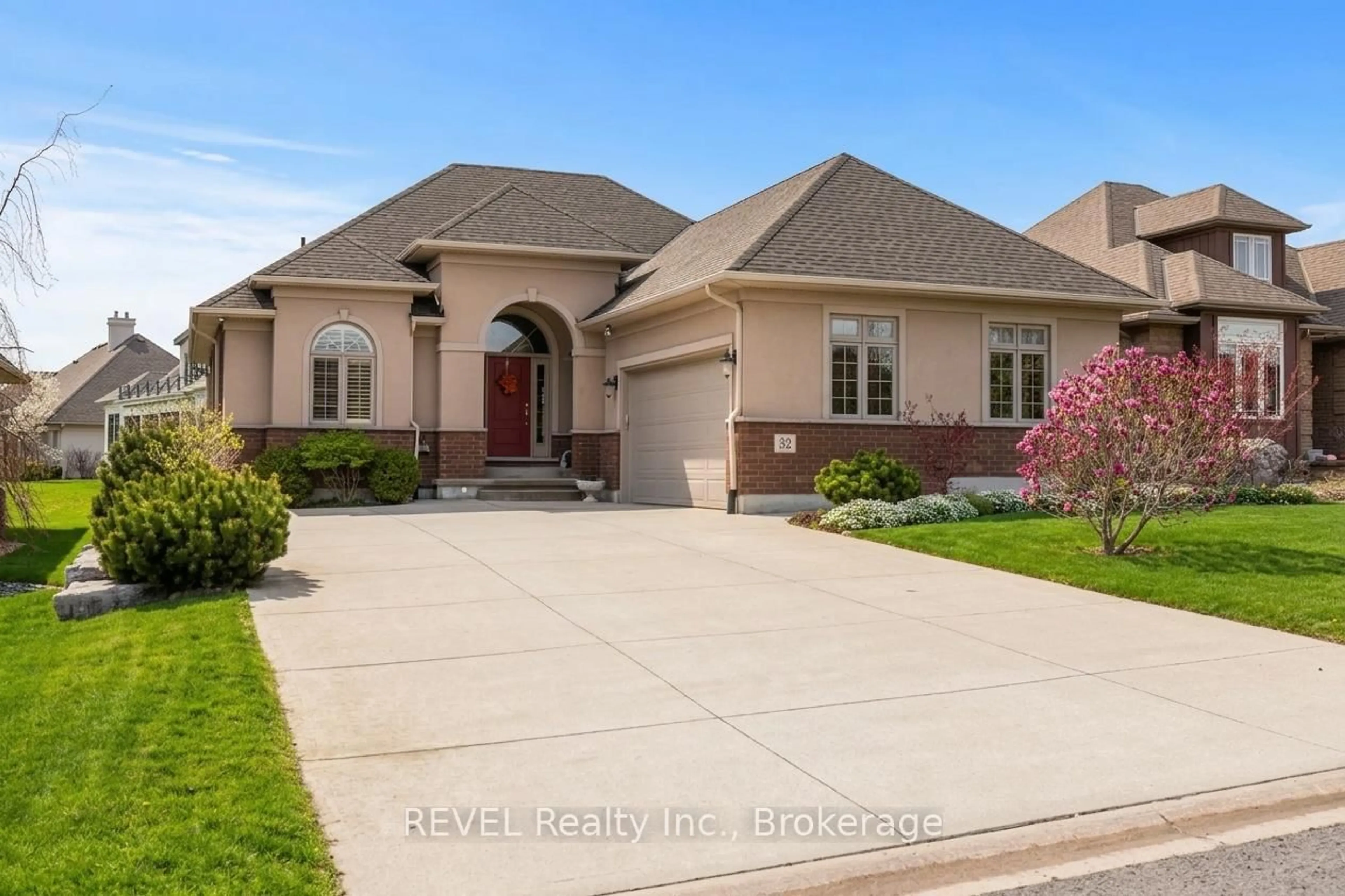 Home with brick exterior material, street for 32 Magnolia Lane, Welland Ontario L3B 6H9