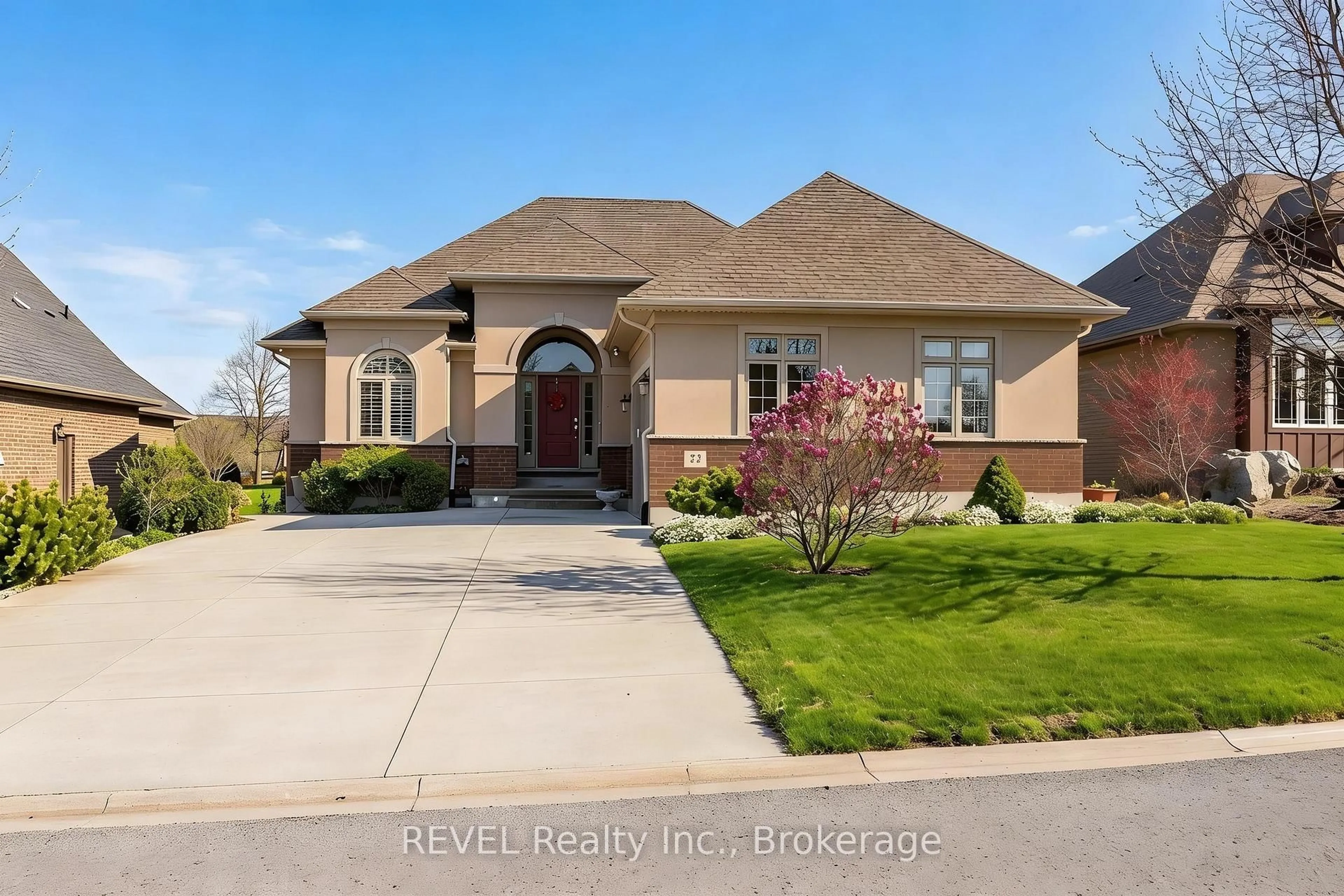 Home with brick exterior material, street for 32 Magnolia Lane, Welland Ontario L3B 6H9