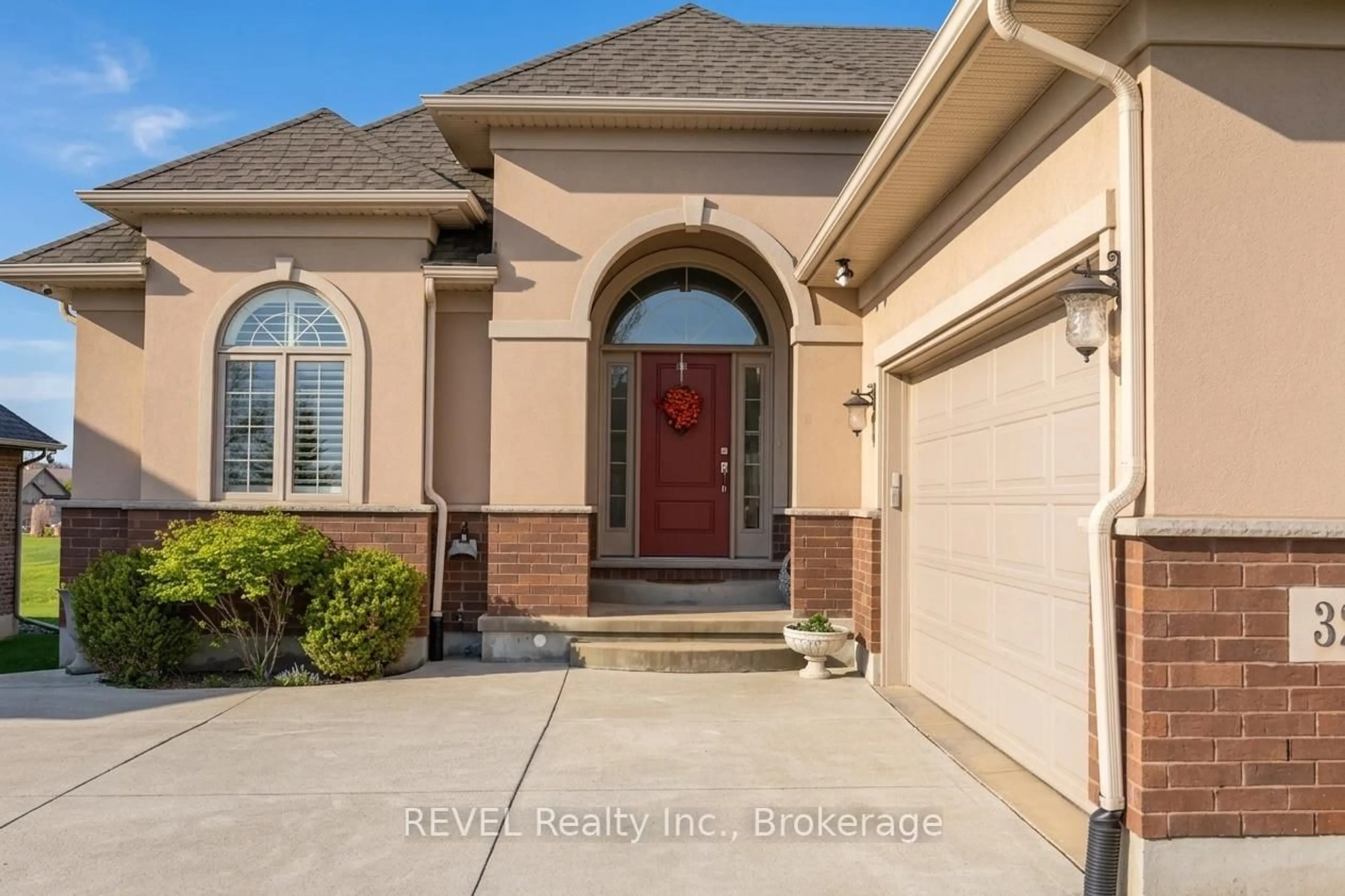 Home with brick exterior material, street for 32 Magnolia Lane, Welland Ontario L3B 6H9