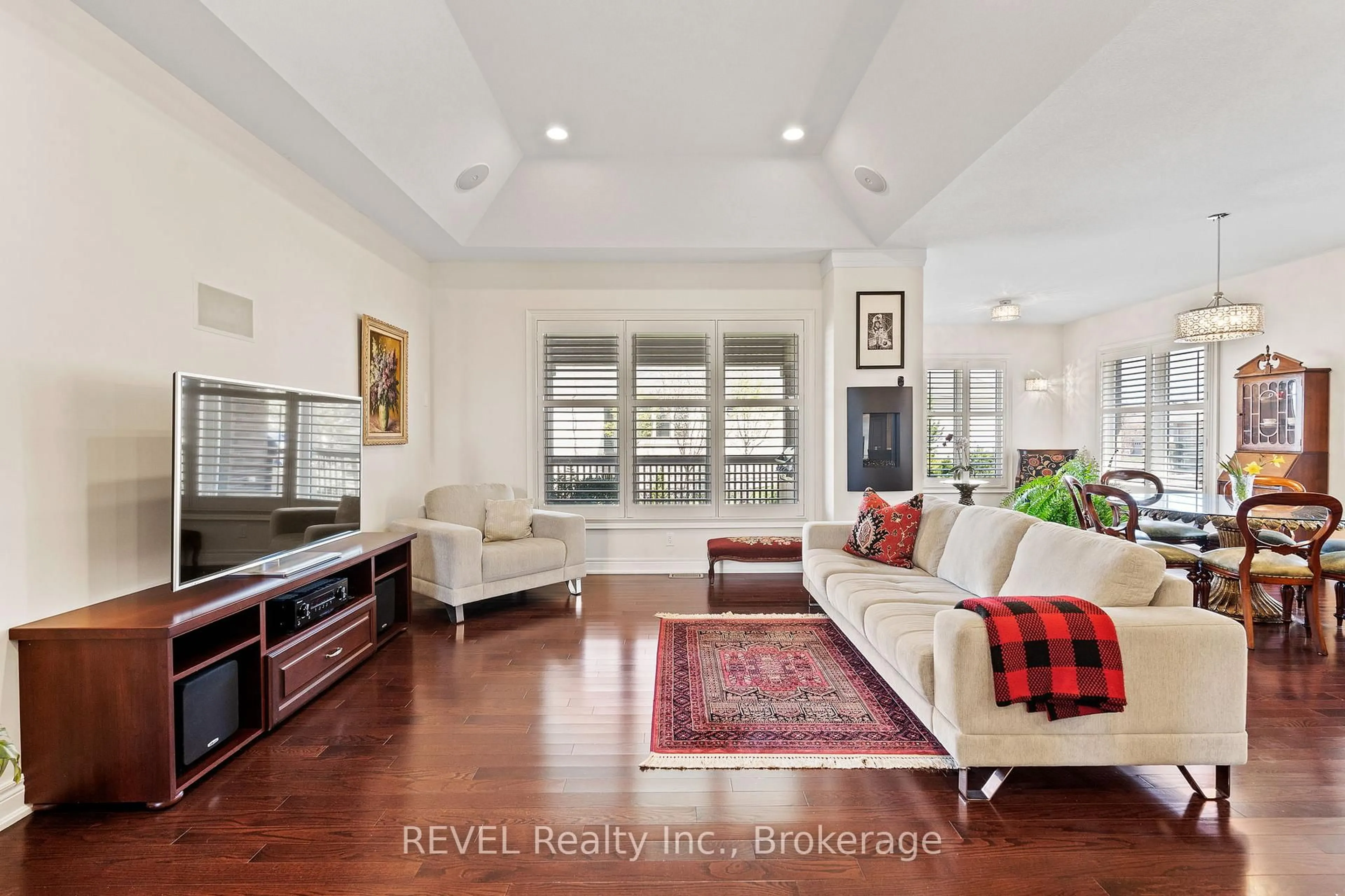 Living room with furniture, unknown for 32 Magnolia Lane, Welland Ontario L3B 6H9