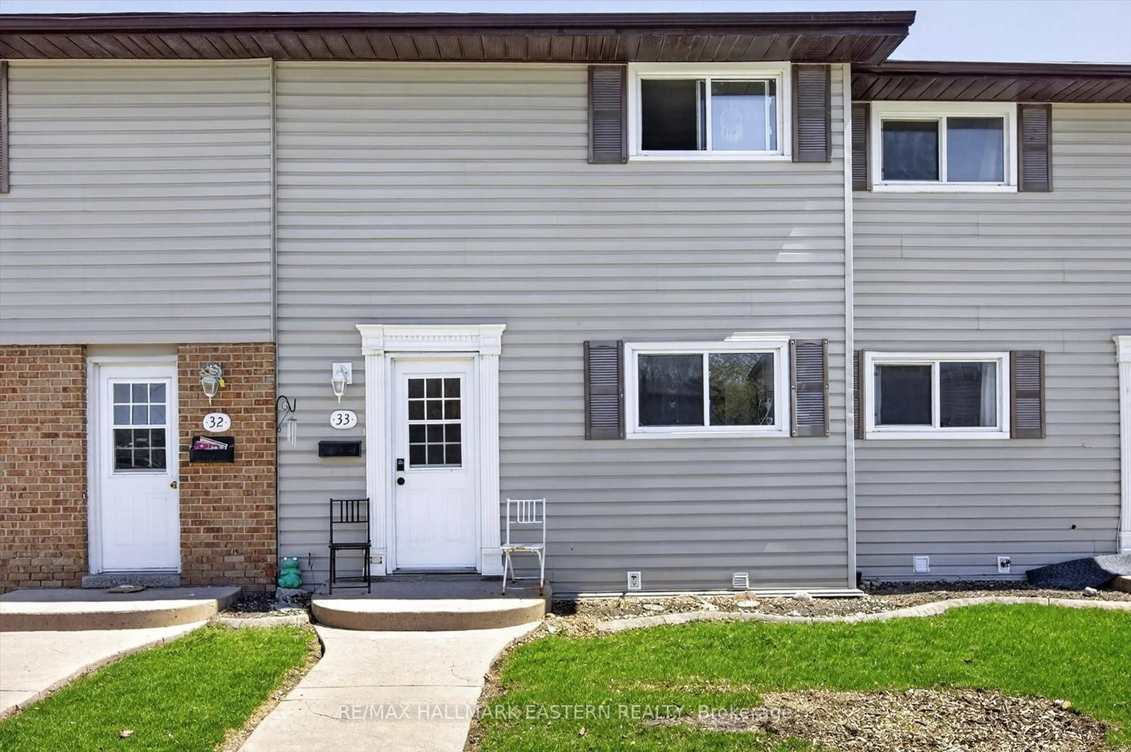 Home with vinyl exterior material, street for 996 Sydenham Rd ##33, Peterborough Ontario K9J 7V7