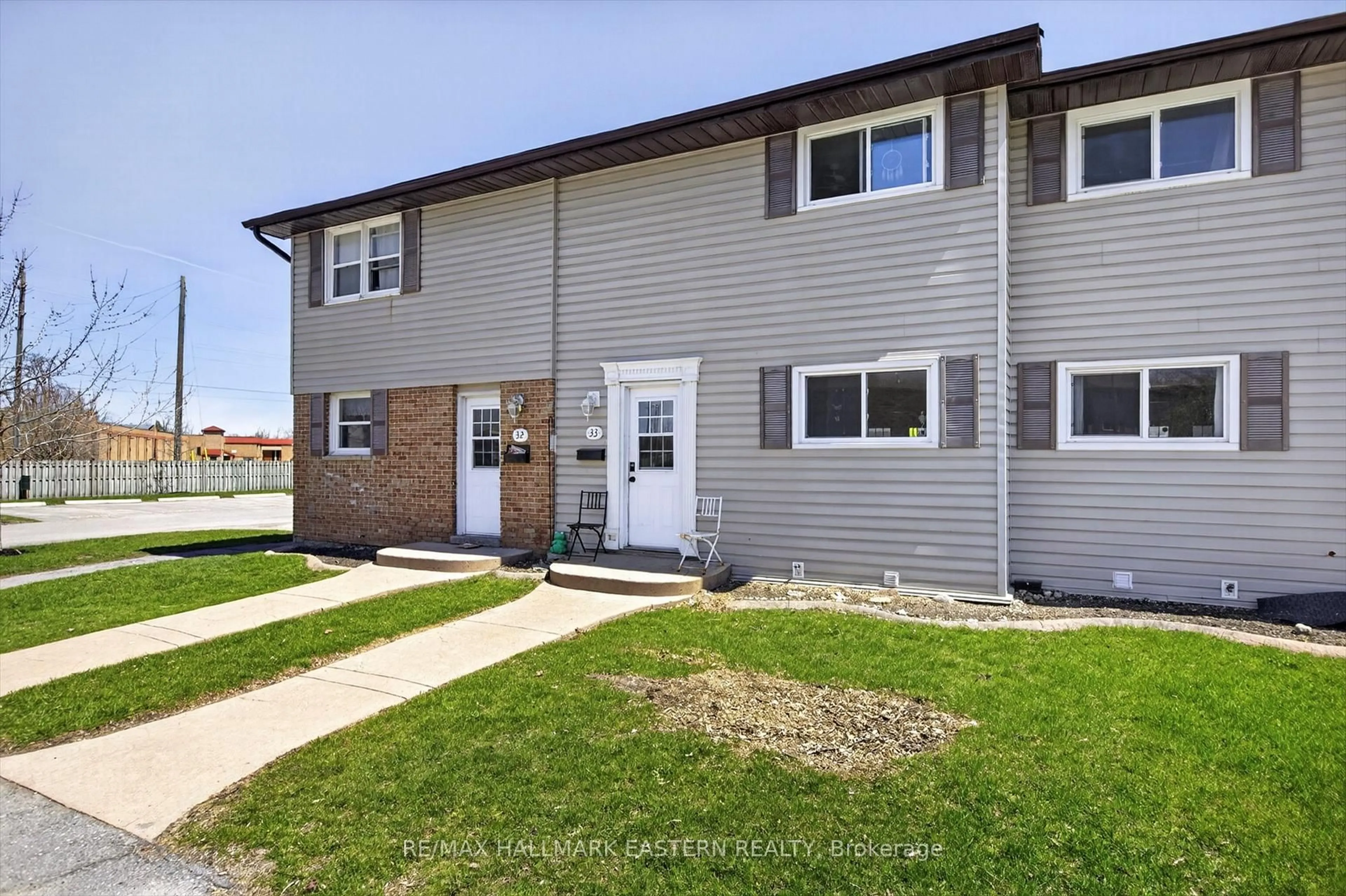 Home with vinyl exterior material, street for 996 Sydenham Rd ##33, Peterborough Ontario K9J 7V7