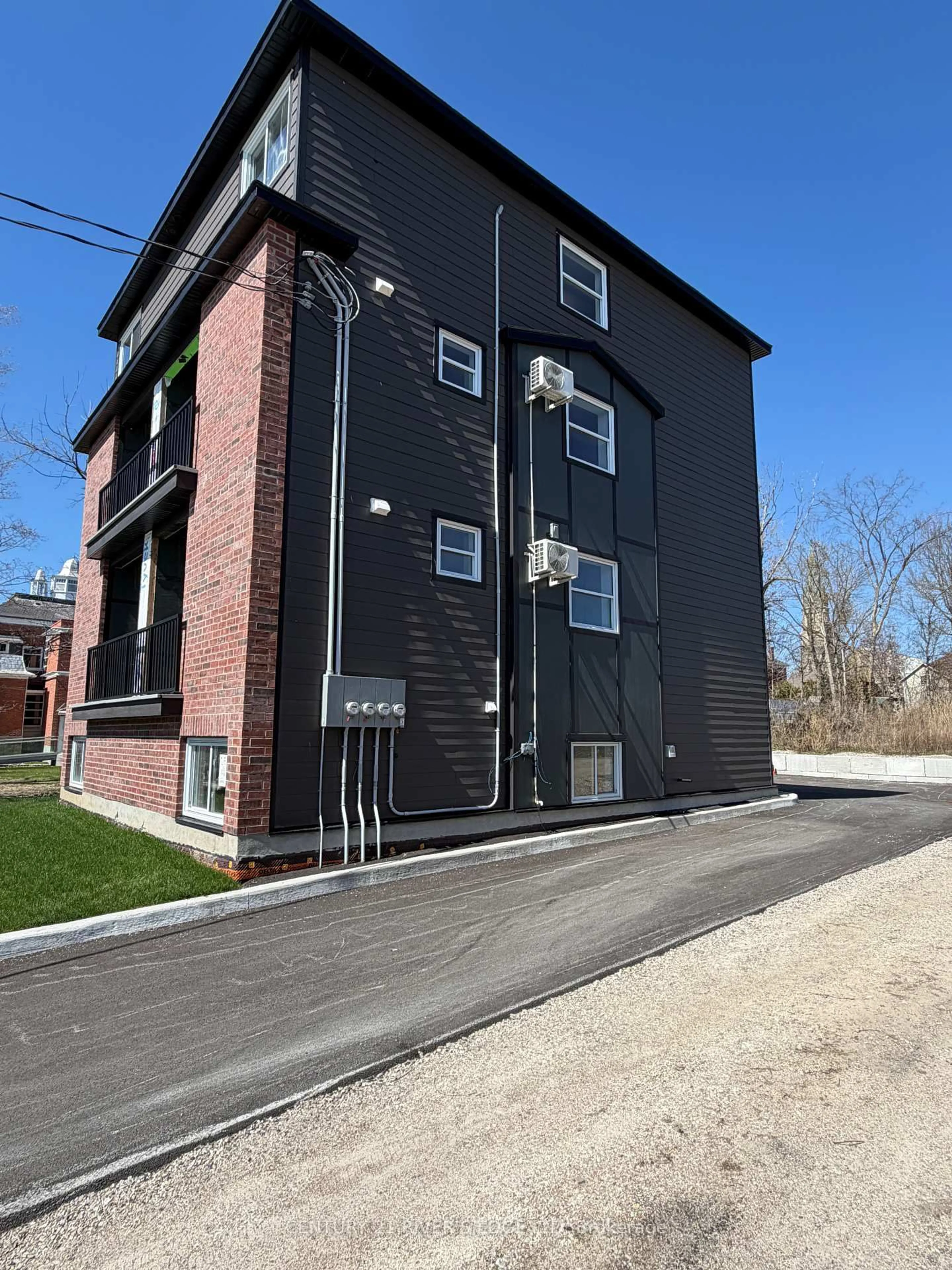 A pic from outside/outdoor area/front of a property/back of a property/a pic from drone, building for 131 Gore St, Perth Ontario K7H 1J6