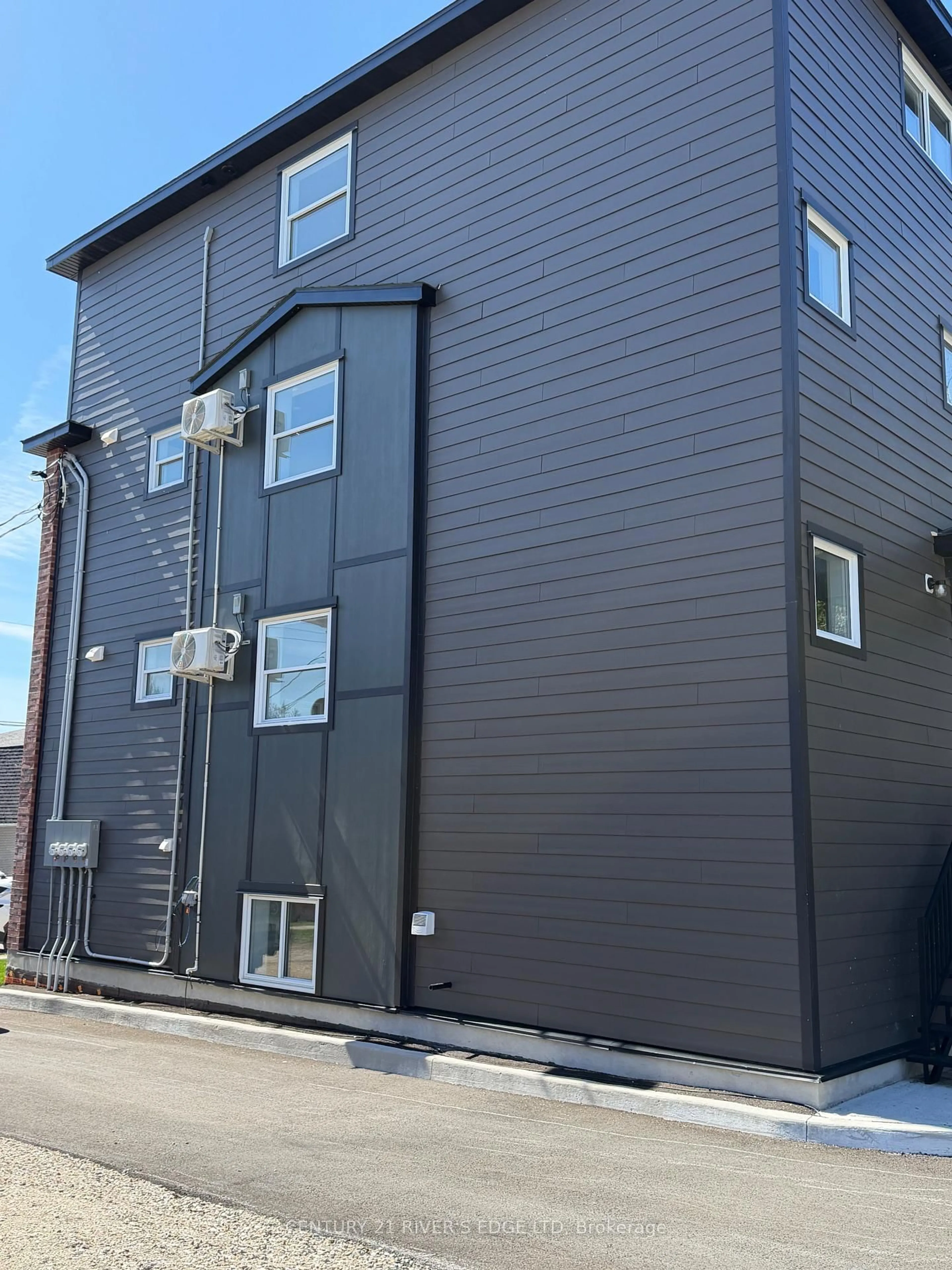 Home with vinyl exterior material, street for 131 Gore St, Perth Ontario K7H 1J6