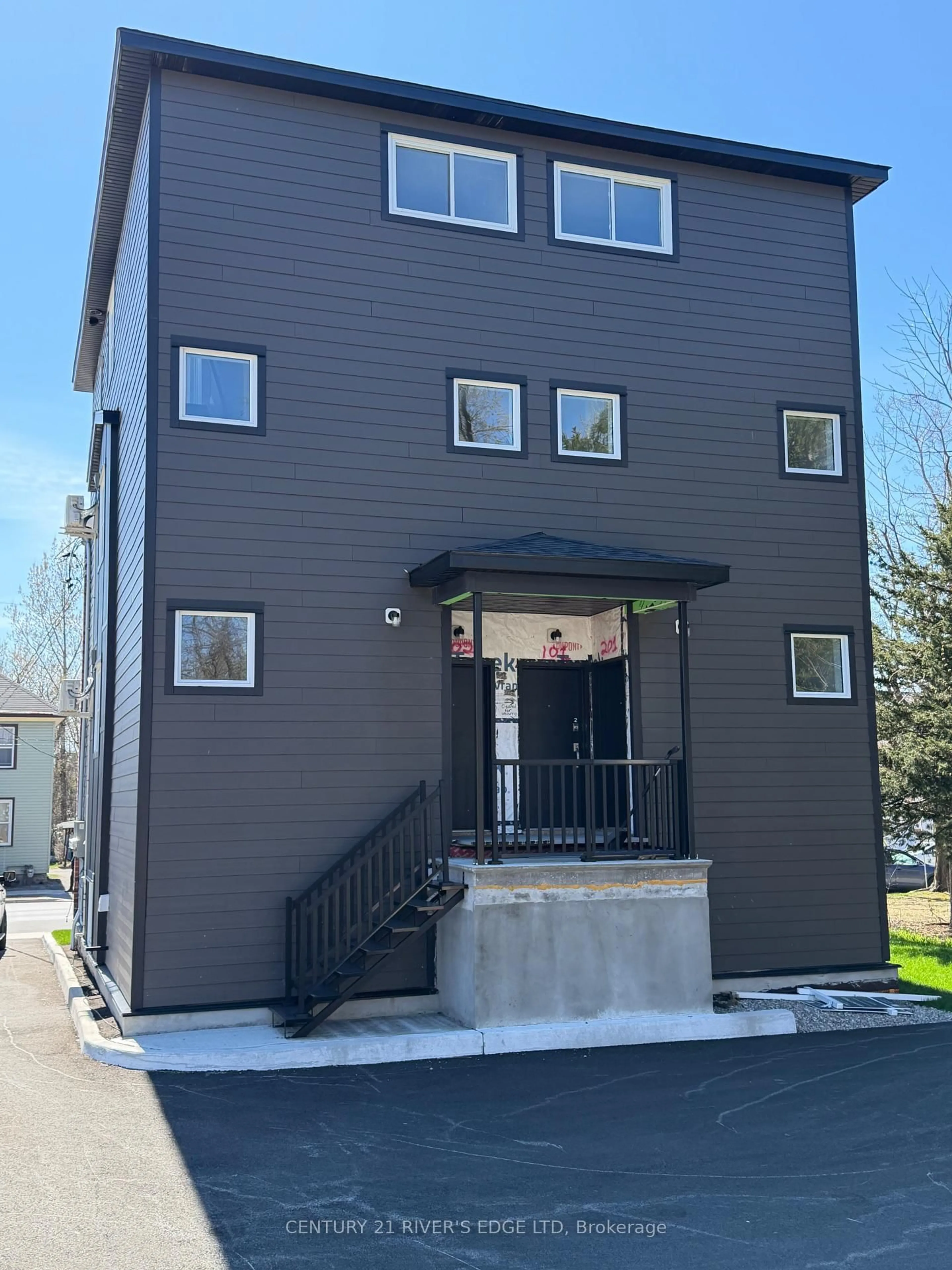 Home with vinyl exterior material, street for 131 Gore St, Perth Ontario K7H 1J6