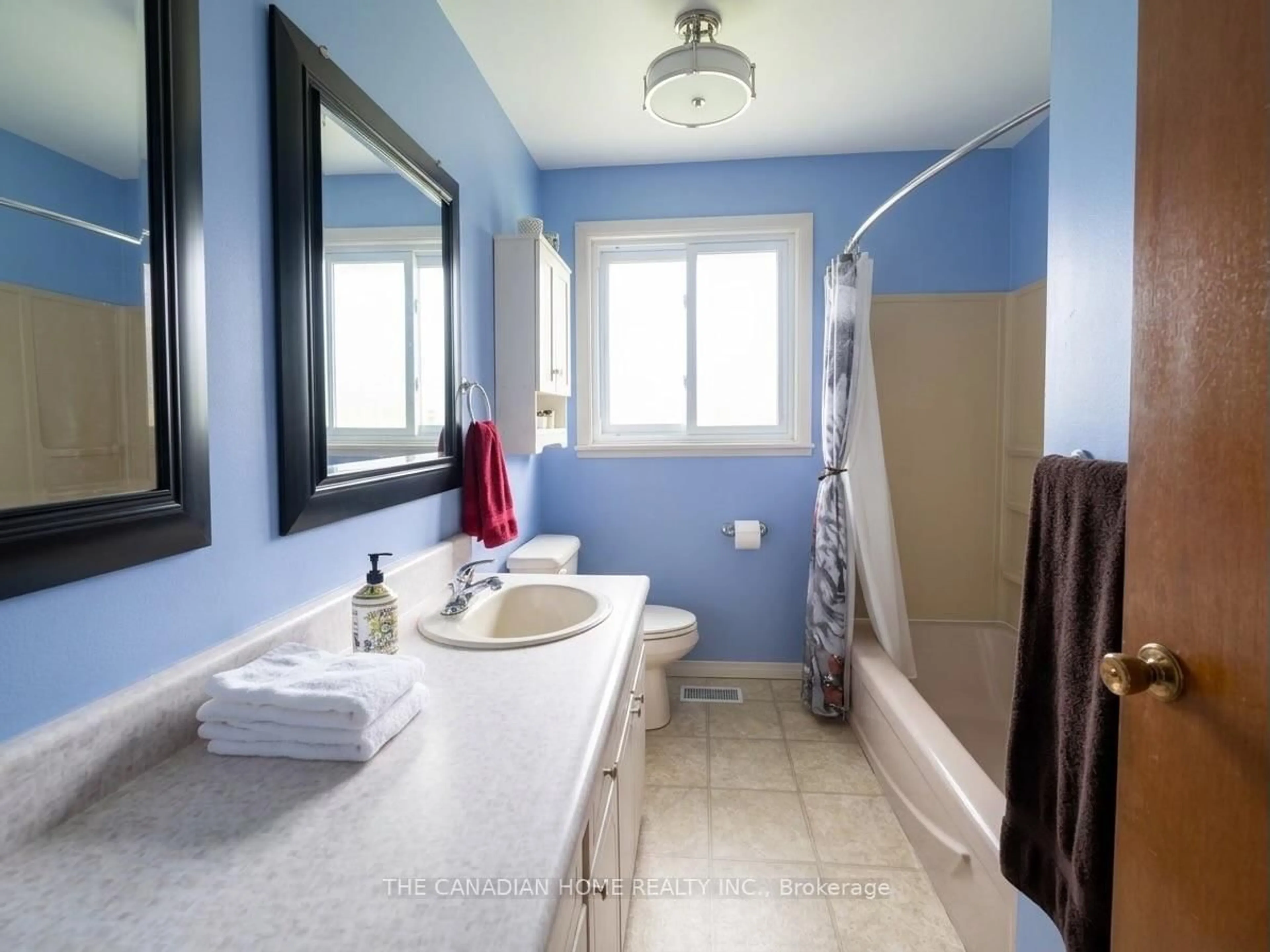Standard bathroom, ceramic/tile floor for 6659 Laird Rd, Puslinch Ontario N1H 6J3