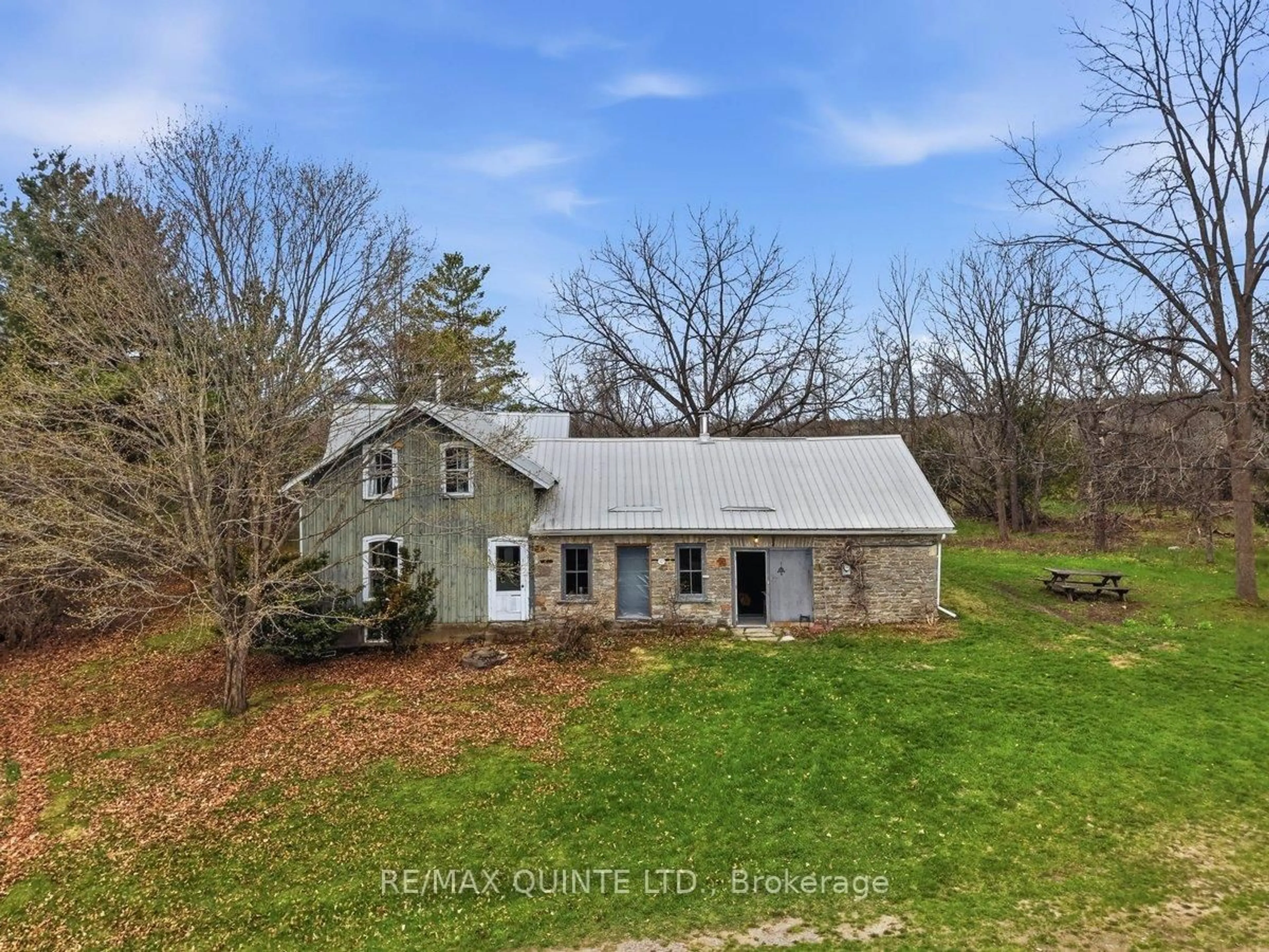 A pic from outside/outdoor area/front of a property/back of a property/a pic from drone, building for 1079 Clearview Rd, Stirling Ontario K0K 3E0