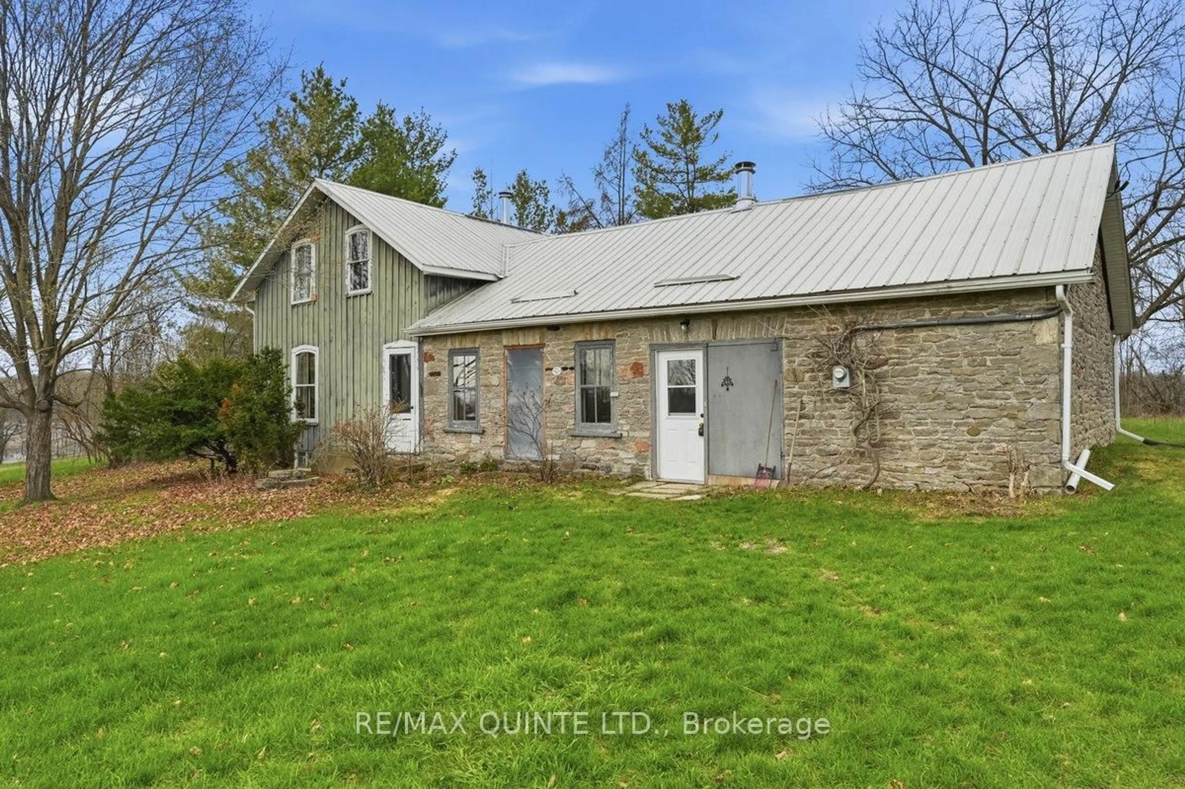 A pic from outside/outdoor area/front of a property/back of a property/a pic from drone, building for 1079 Clearview Rd, Stirling Ontario K0K 3E0