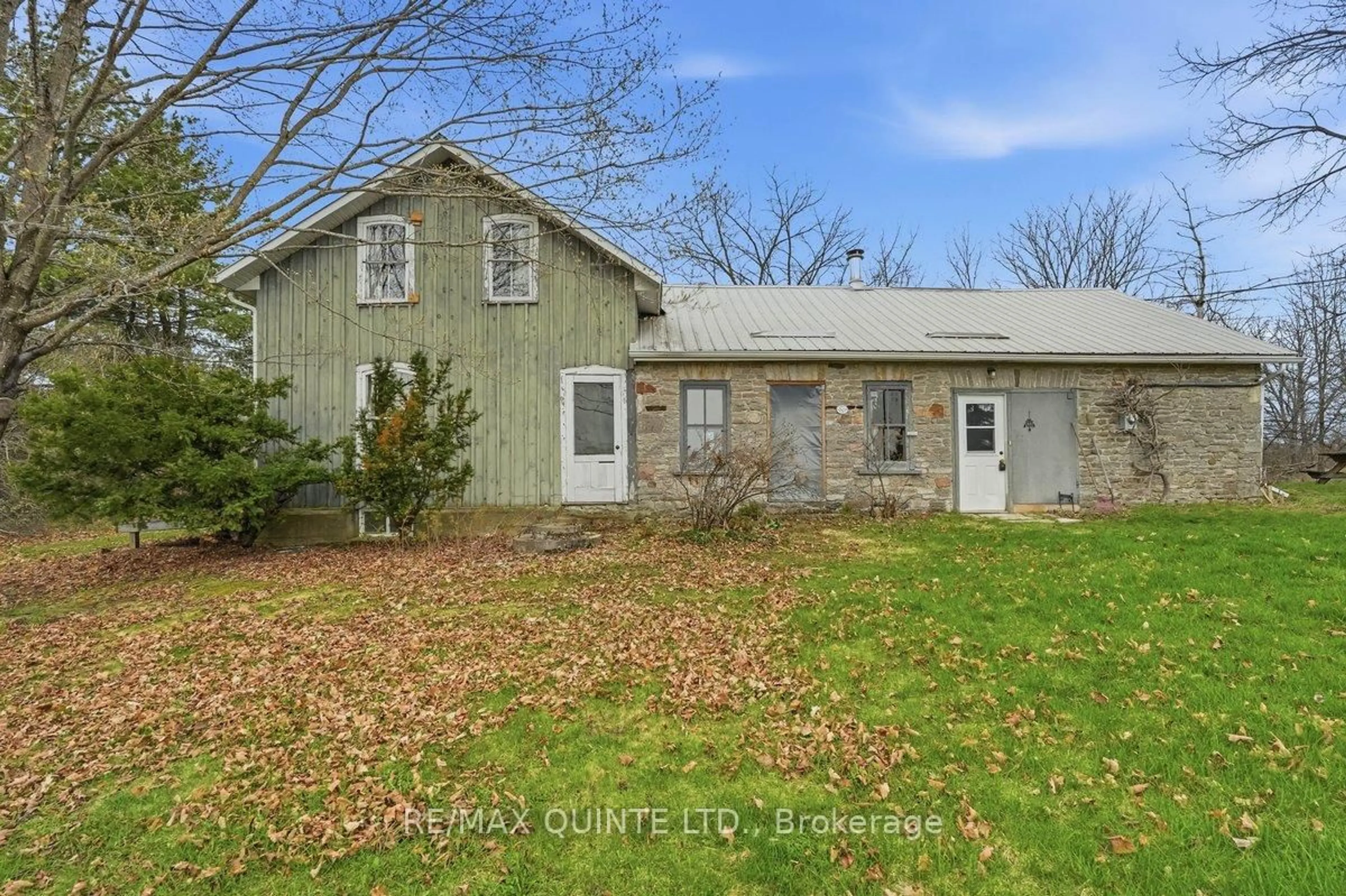 A pic from outside/outdoor area/front of a property/back of a property/a pic from drone, building for 1079 Clearview Rd, Stirling Ontario K0K 3E0