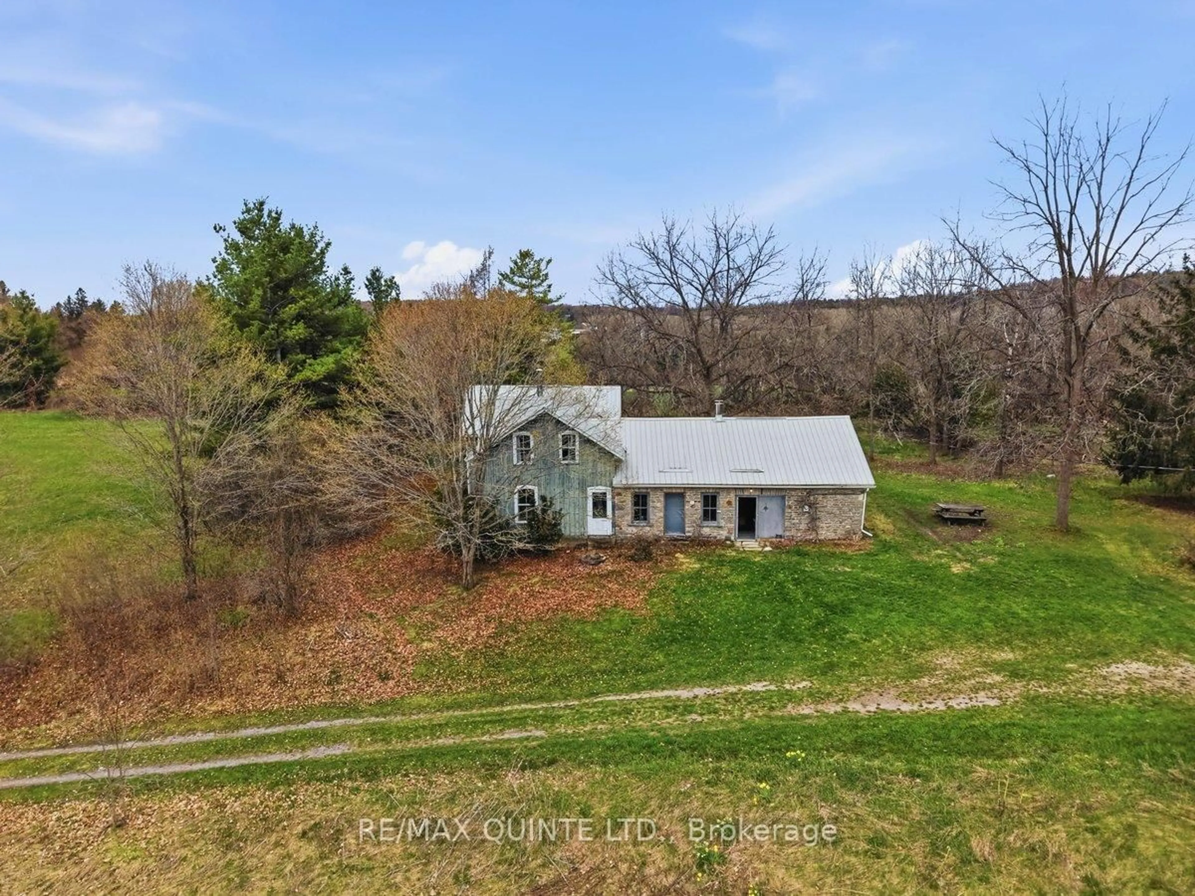 A pic from outside/outdoor area/front of a property/back of a property/a pic from drone, building for 1079 Clearview Rd, Stirling Ontario K0K 3E0