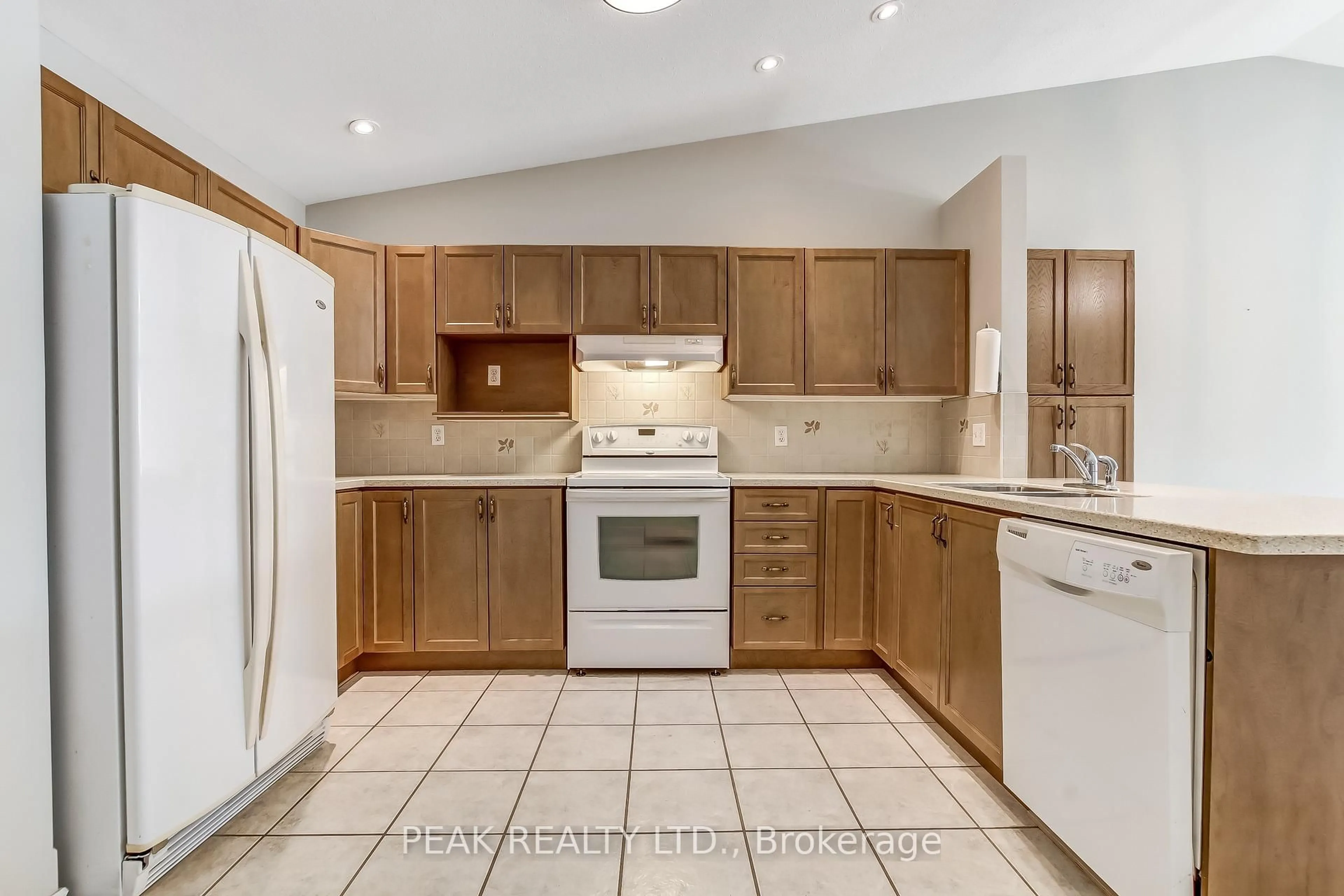 Standard kitchen, ceramic/tile floor for 19 Hanlon Pl #15, Brant Ontario N3L 4E7