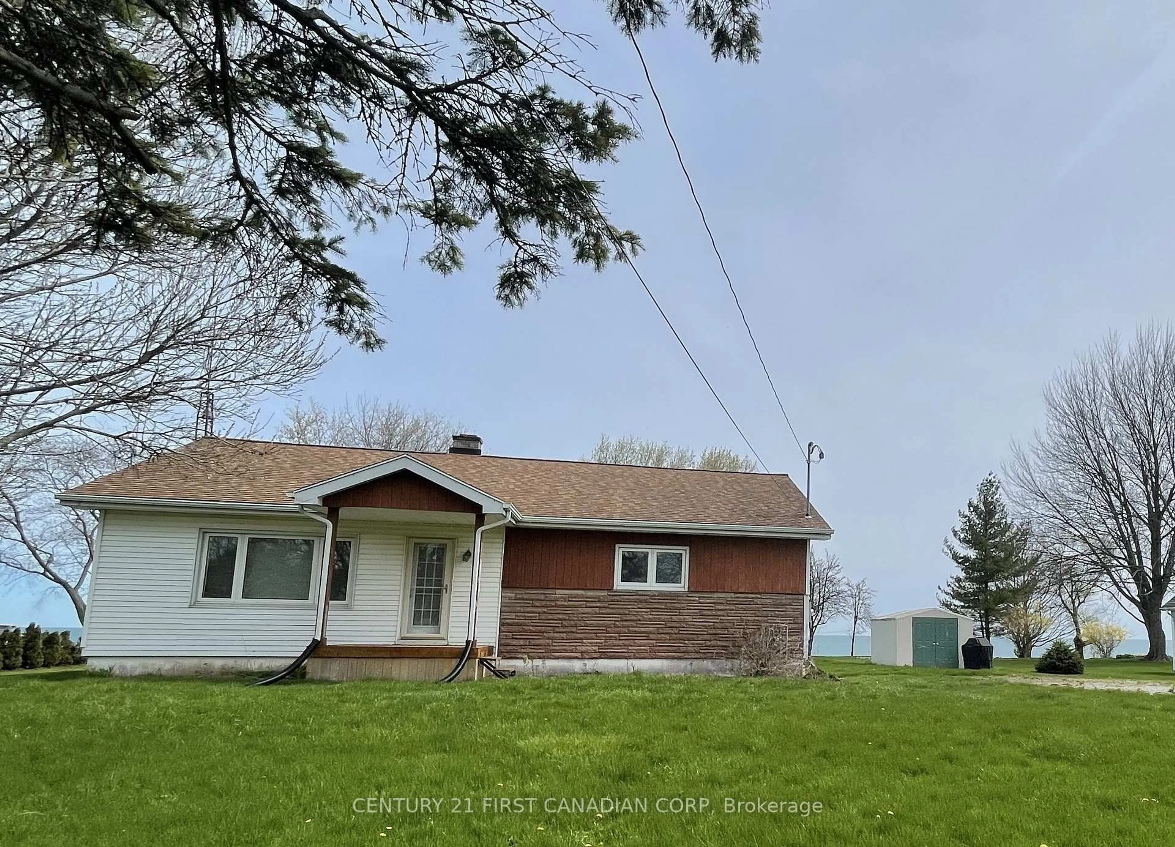 A pic from outside/outdoor area/front of a property/back of a property/a pic from drone, unknown for 4578 Talbot Tr, Chatham-Kent Ontario N0P 2A0