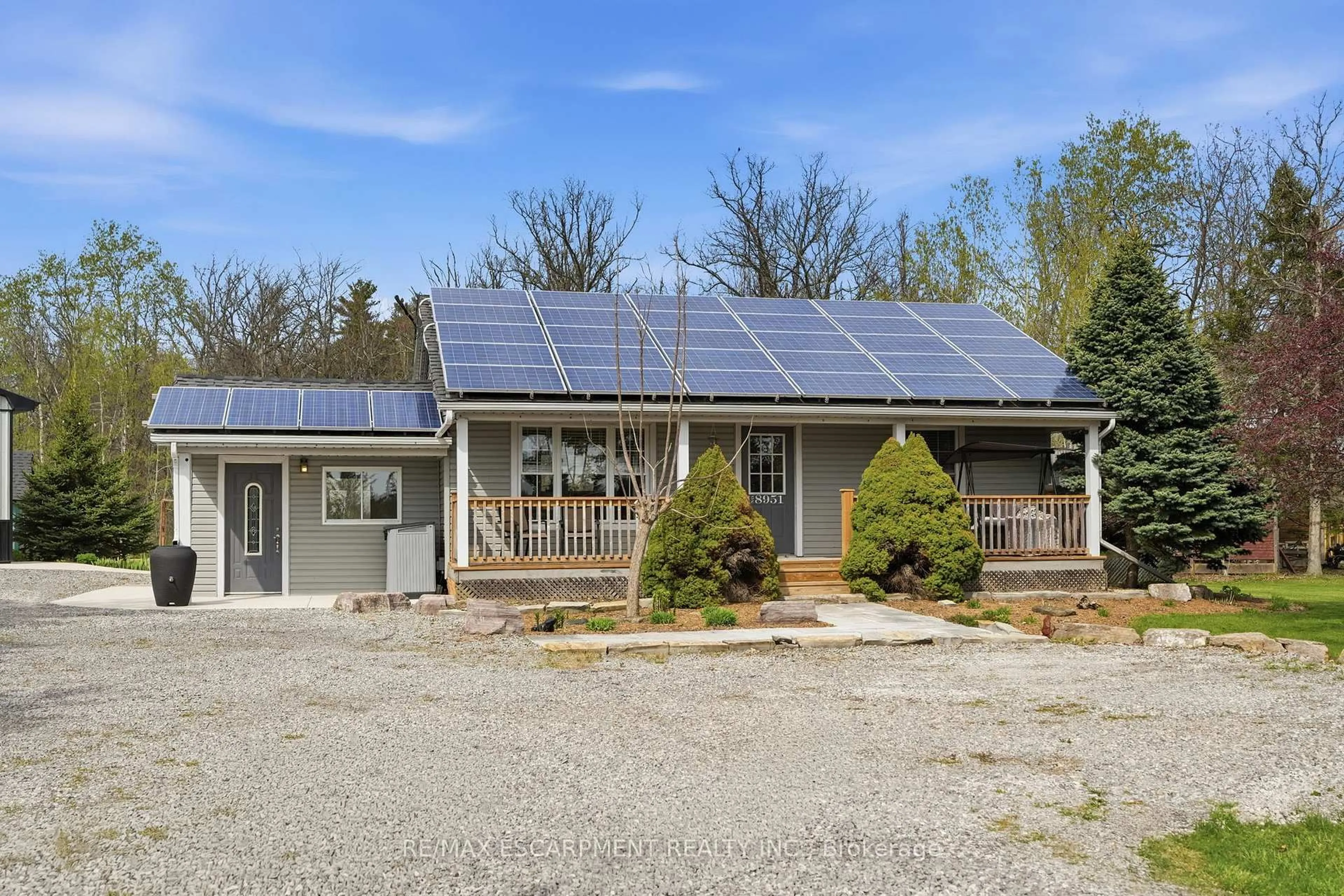 A pic from outside/outdoor area/front of a property/back of a property/a pic from drone, unknown for 8951 Silver St, West Lincoln Ontario L0R 1E0