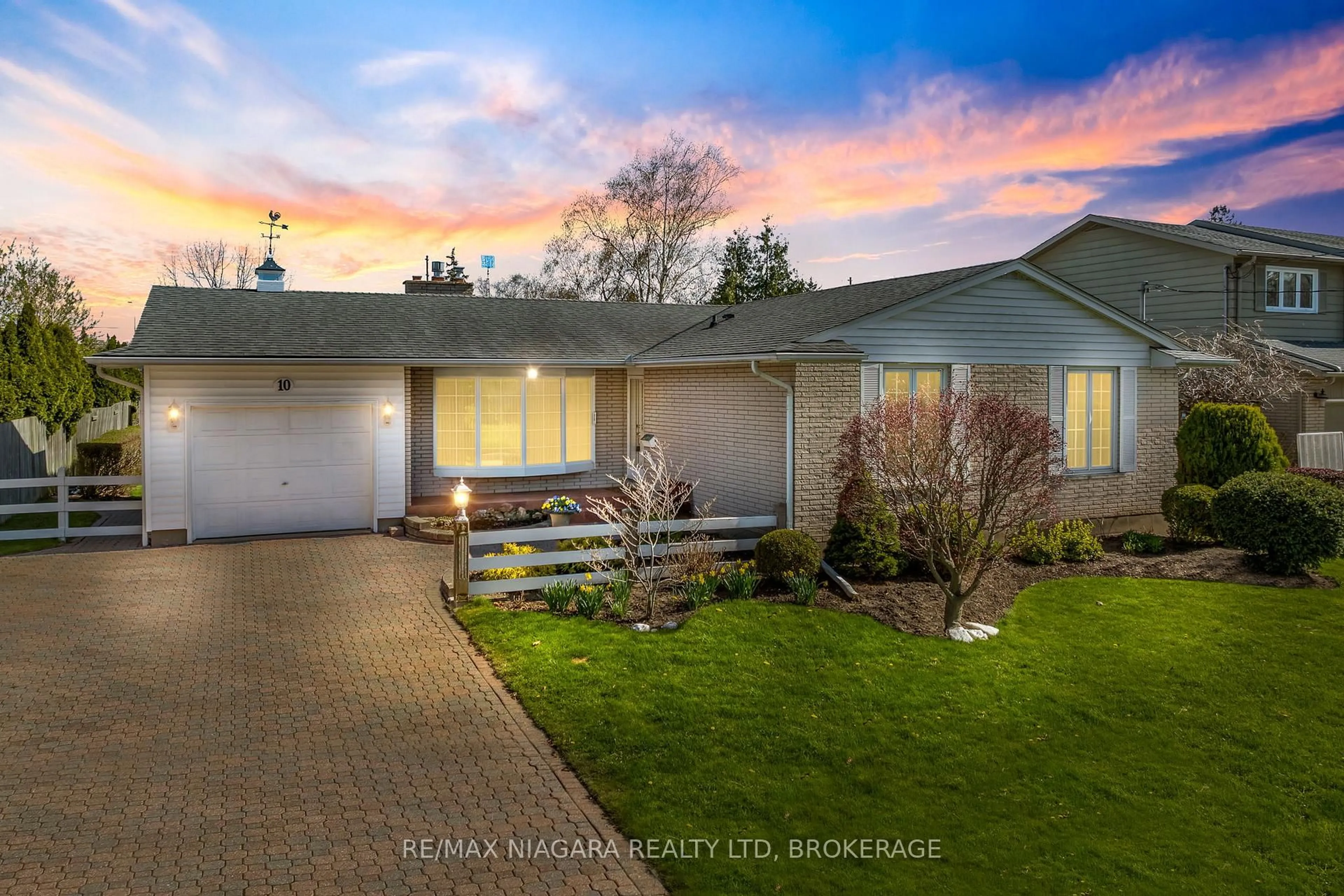 A pic from outside/outdoor area/front of a property/back of a property/a pic from drone, street for 10 King's Grant Rd, St. Catharines Ontario L2N 2R8