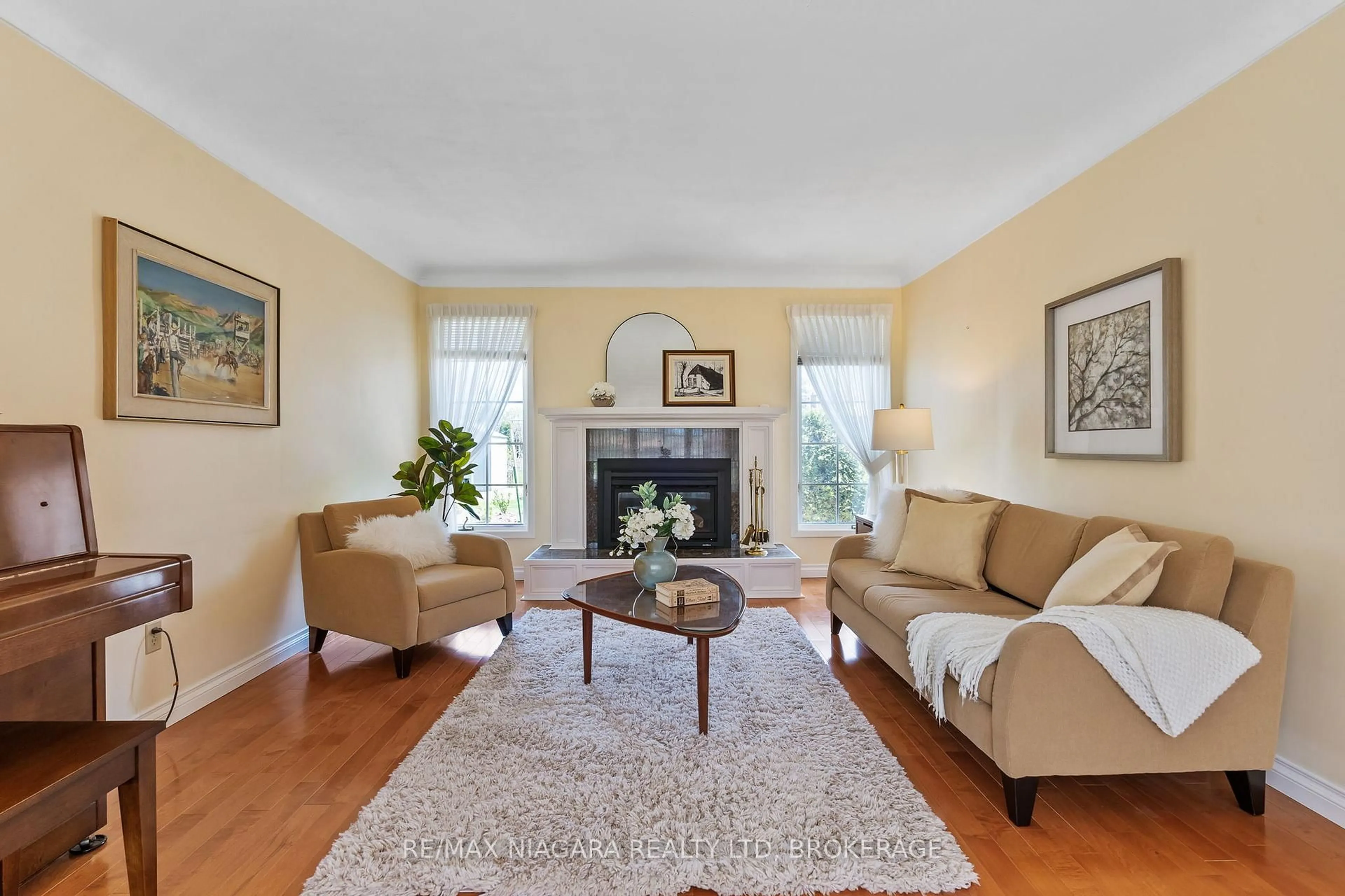 Living room with furniture, unknown for 10 King's Grant Rd, St. Catharines Ontario L2N 2R8