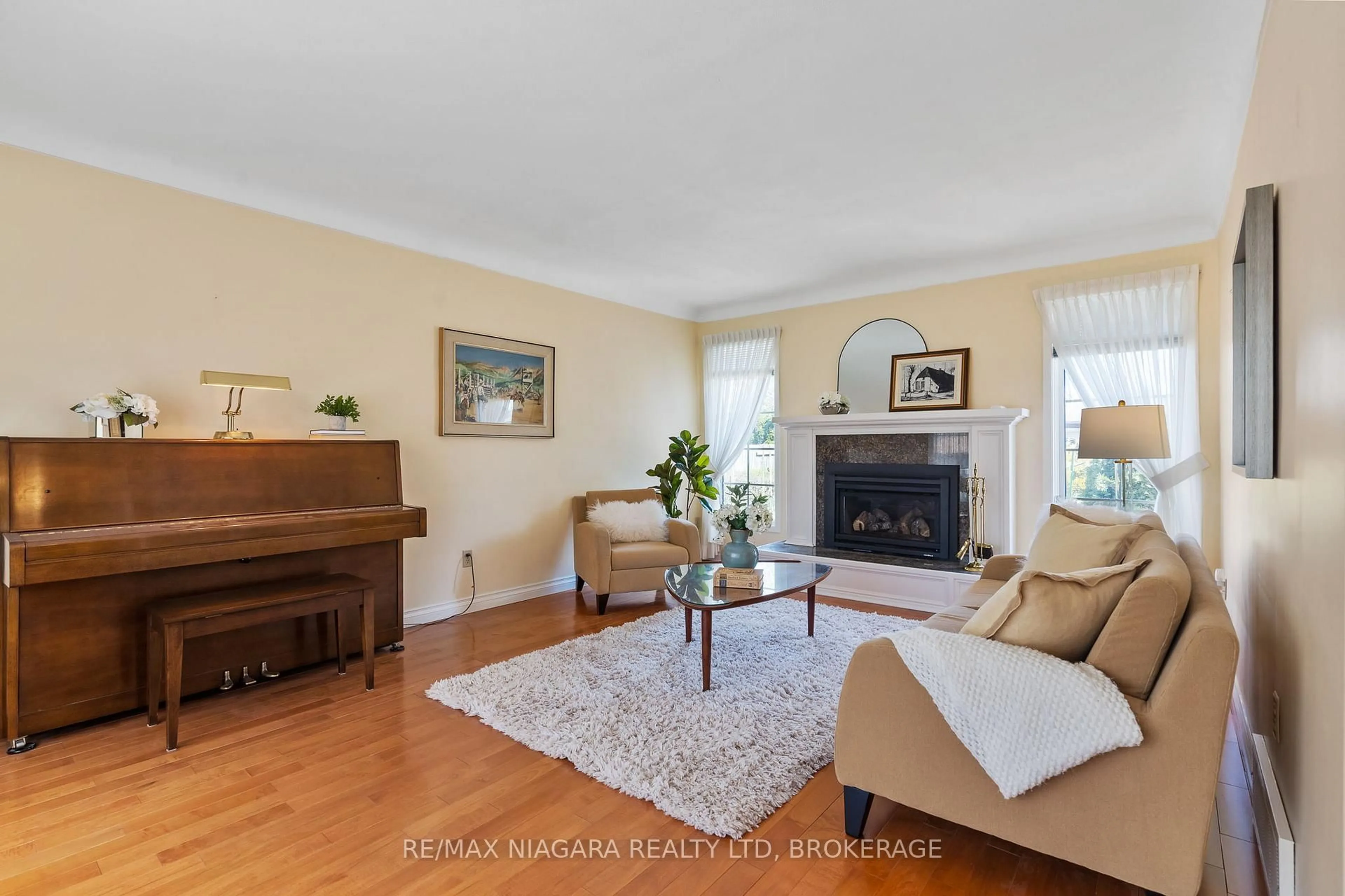 Living room with furniture, wood/laminate floor for 10 King's Grant Rd, St. Catharines Ontario L2N 2R8