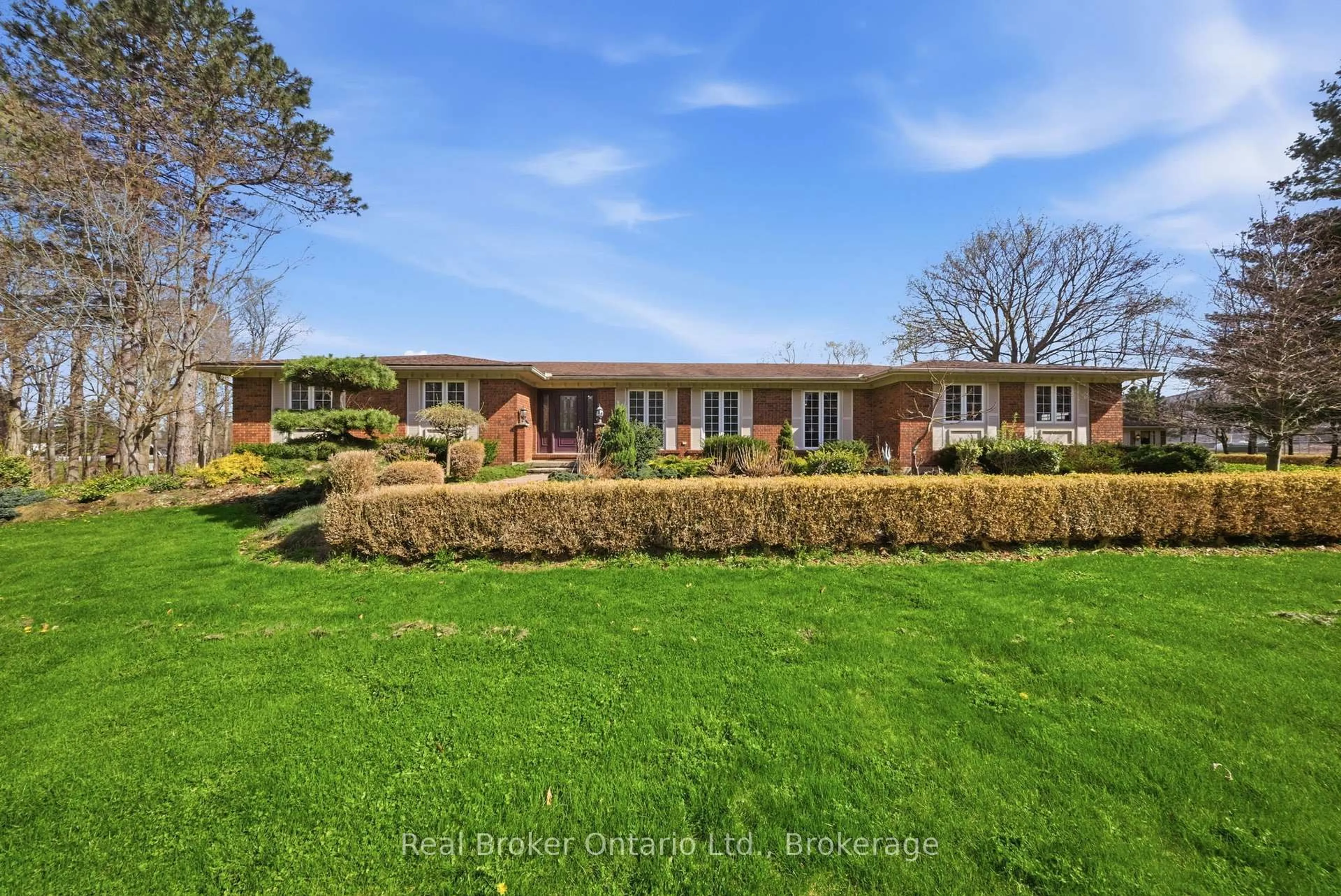 A pic from outside/outdoor area/front of a property/back of a property/a pic from drone, street for 3 Meadowbrook Crt, Brant Ontario N0E 1N0