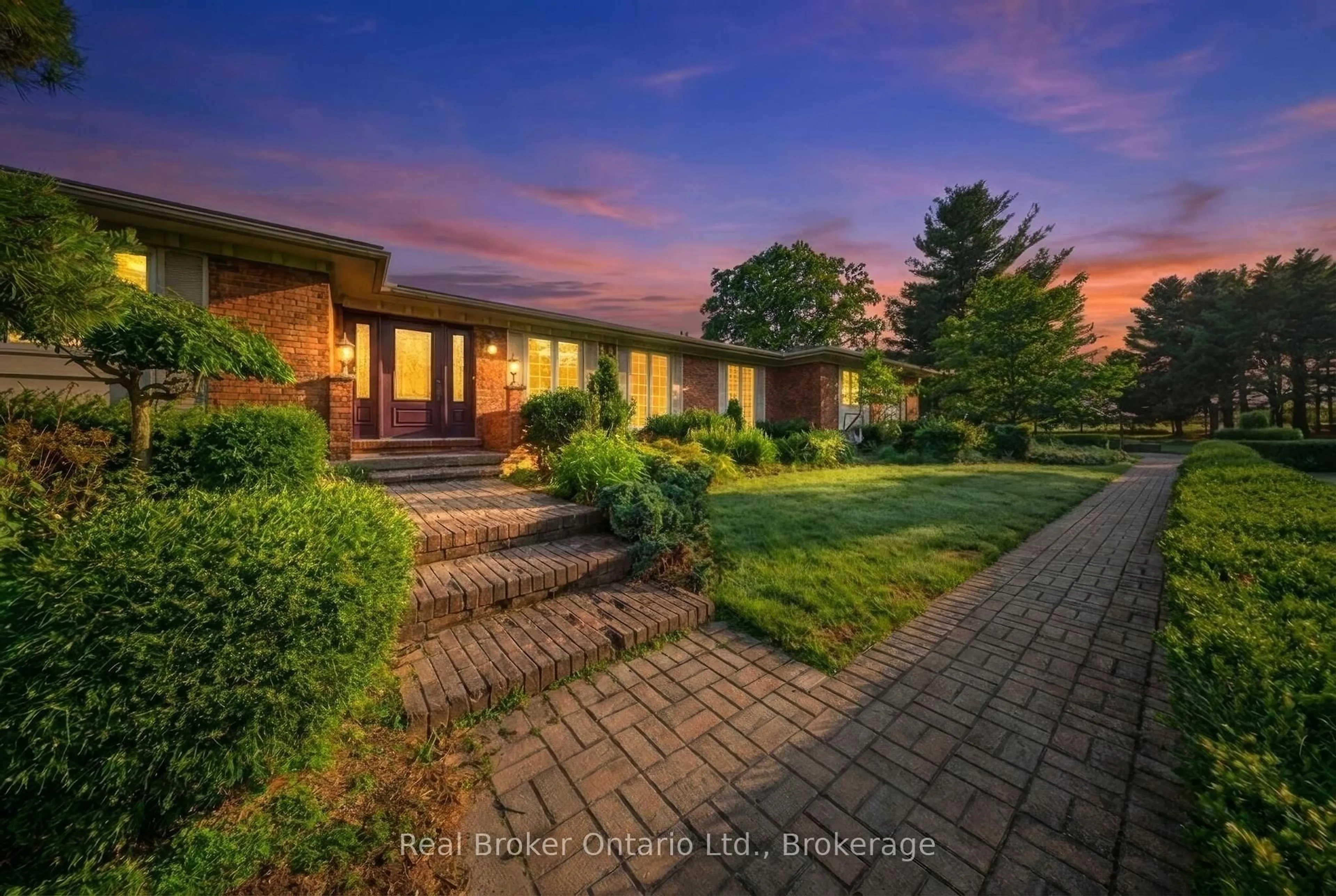 A pic from outside/outdoor area/front of a property/back of a property/a pic from drone, street for 3 Meadowbrook Crt, Brant Ontario N0E 1N0