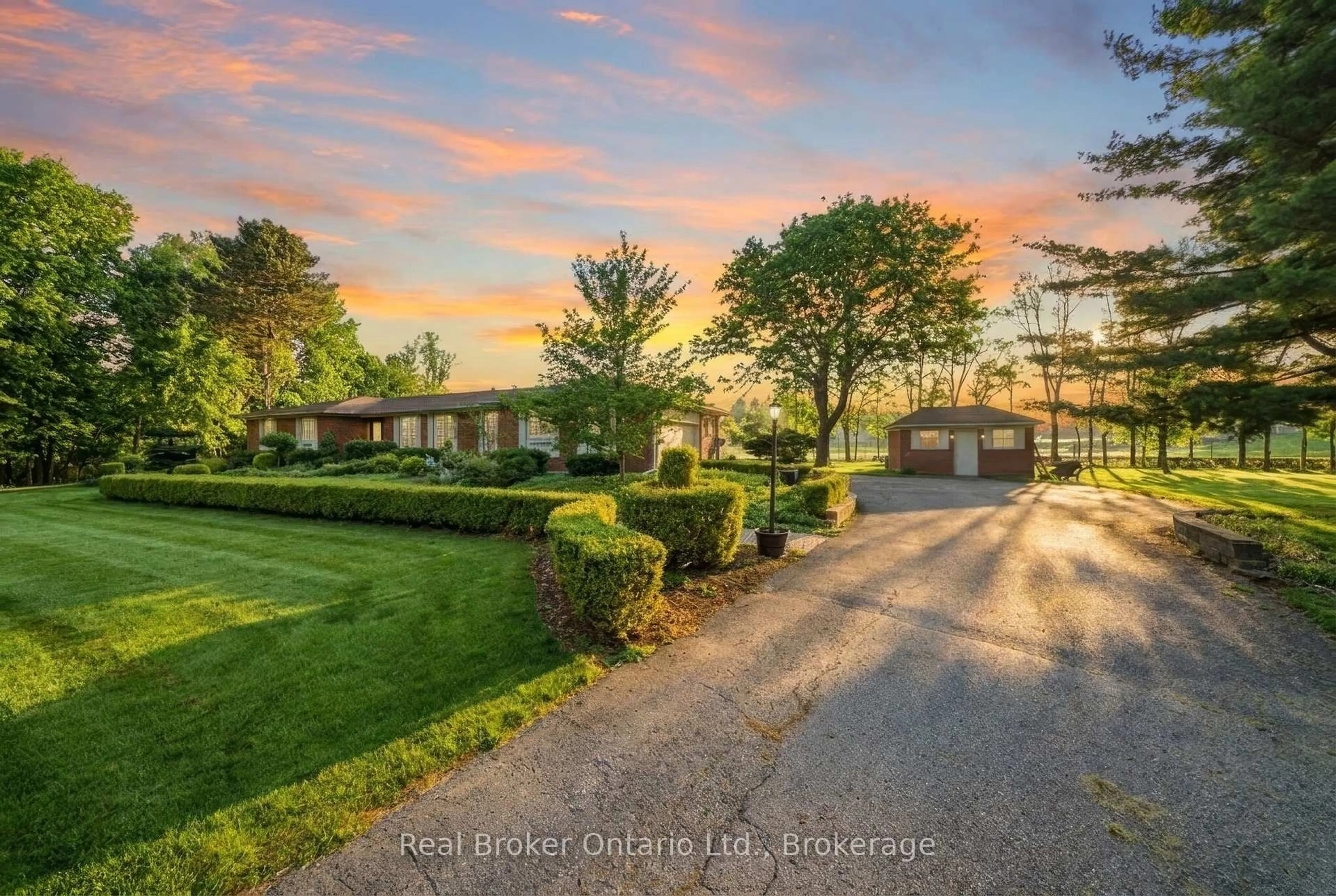 A pic from outside/outdoor area/front of a property/back of a property/a pic from drone, street for 3 Meadowbrook Crt, Brant Ontario N0E 1N0