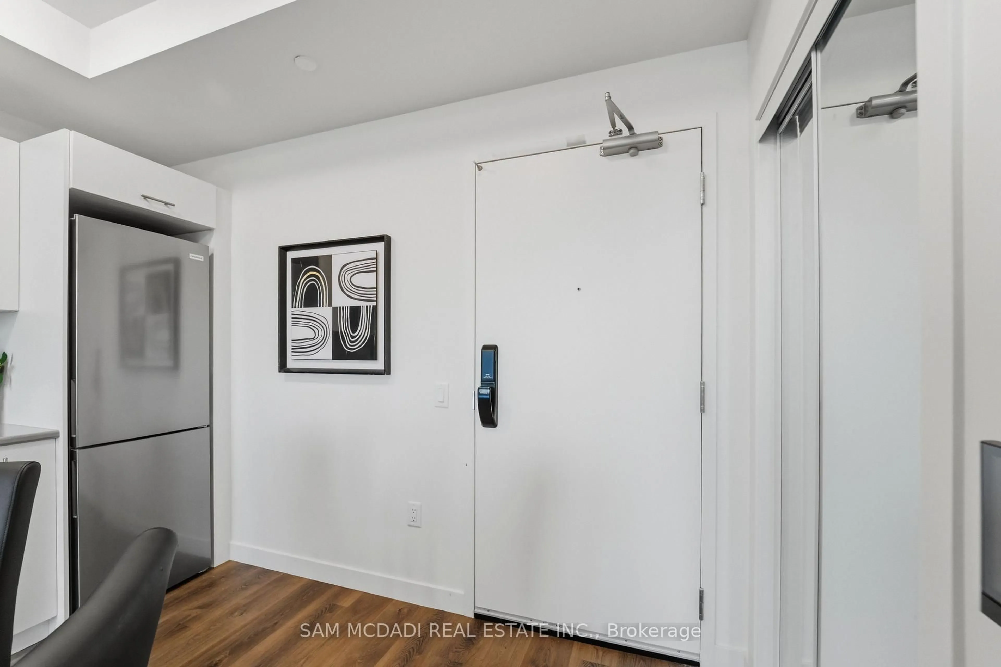 Indoor entryway for 461 Green Rd #1012, Hamilton Ontario L8E 5B4