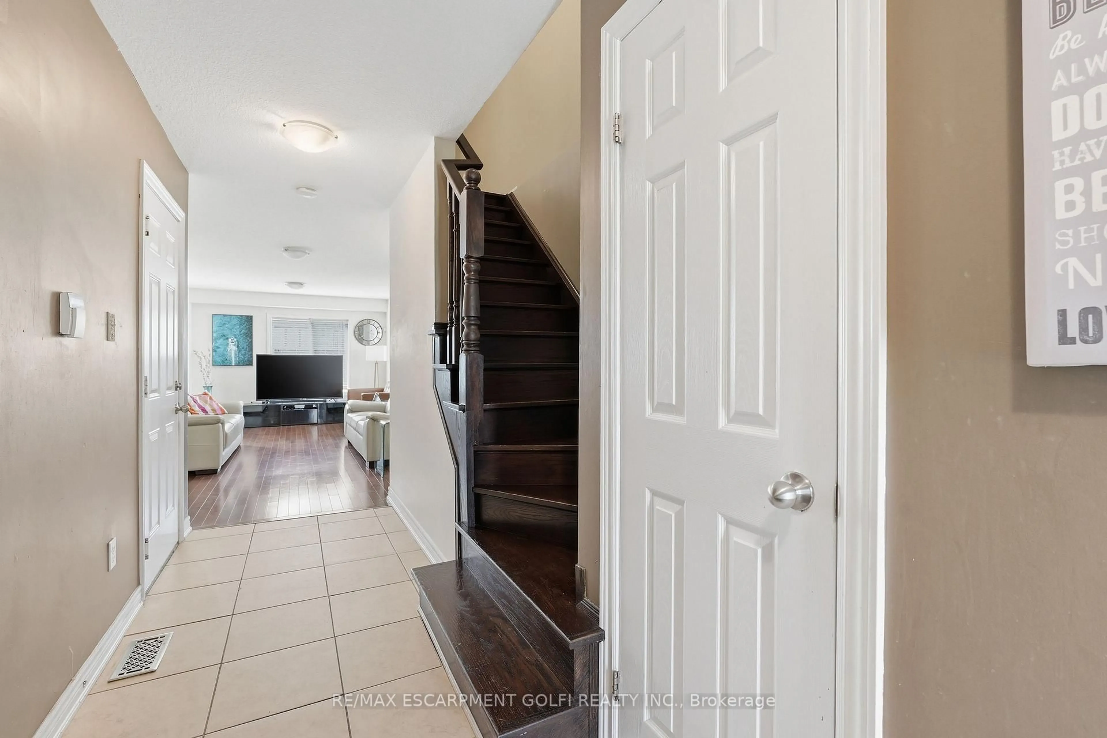 Indoor entryway for 307 Highway 8 #7, Hamilton Ontario L8G 1E5