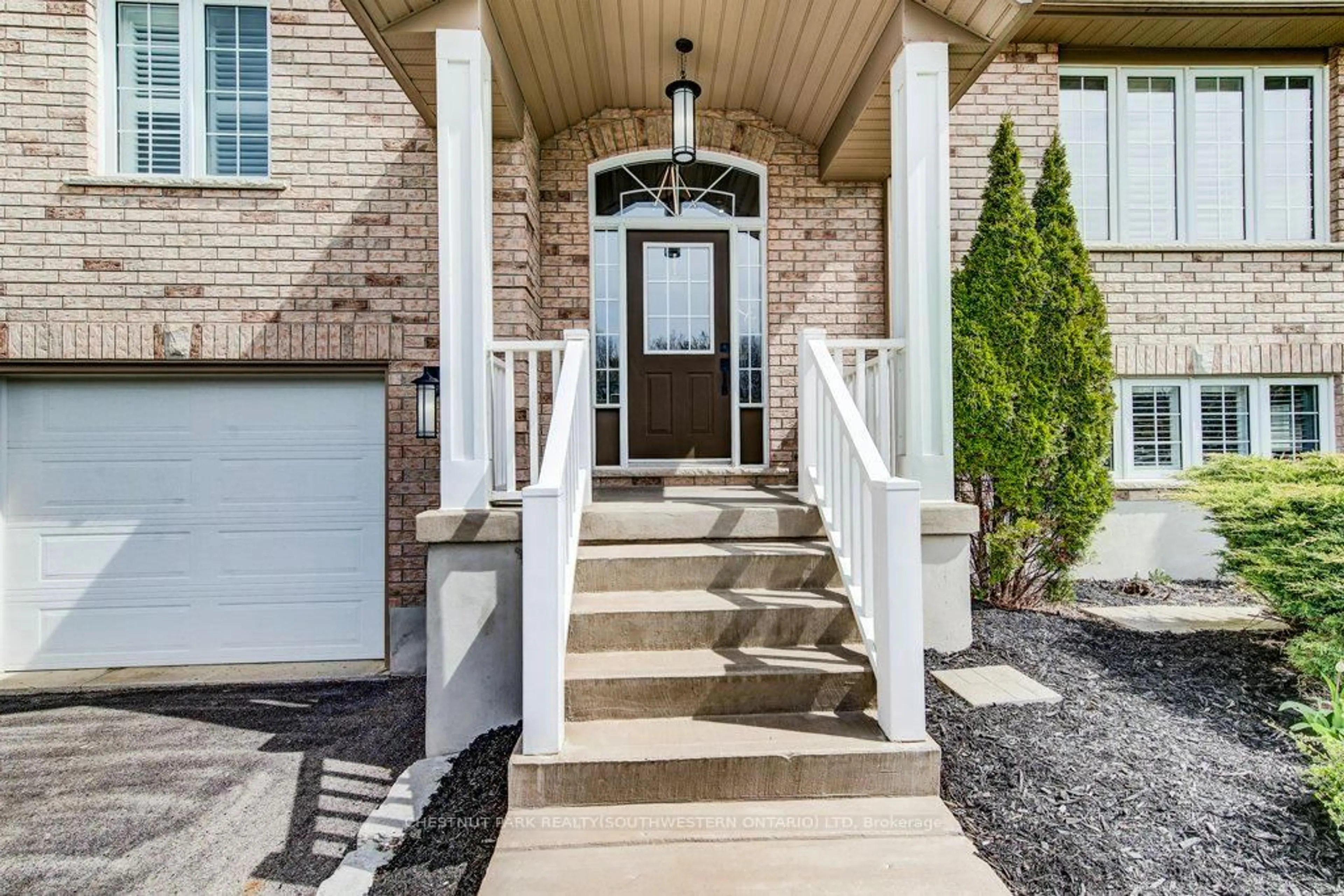 Indoor entryway for 219 Mitchell St, North Dumfries Ontario N0B 1E0