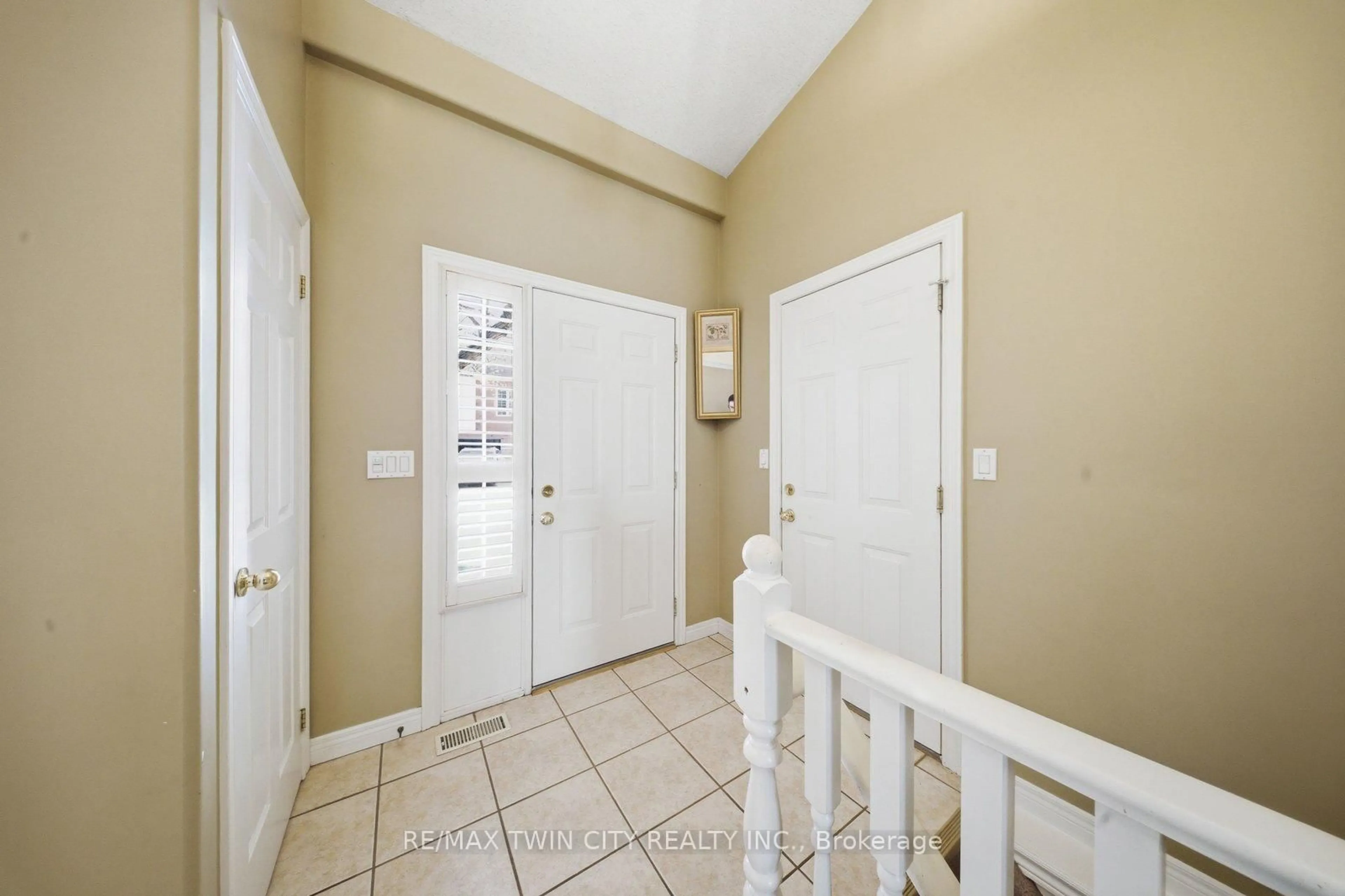 Indoor entryway for 24 Hardy Rd #13, Brantford Ontario N3T 5K6