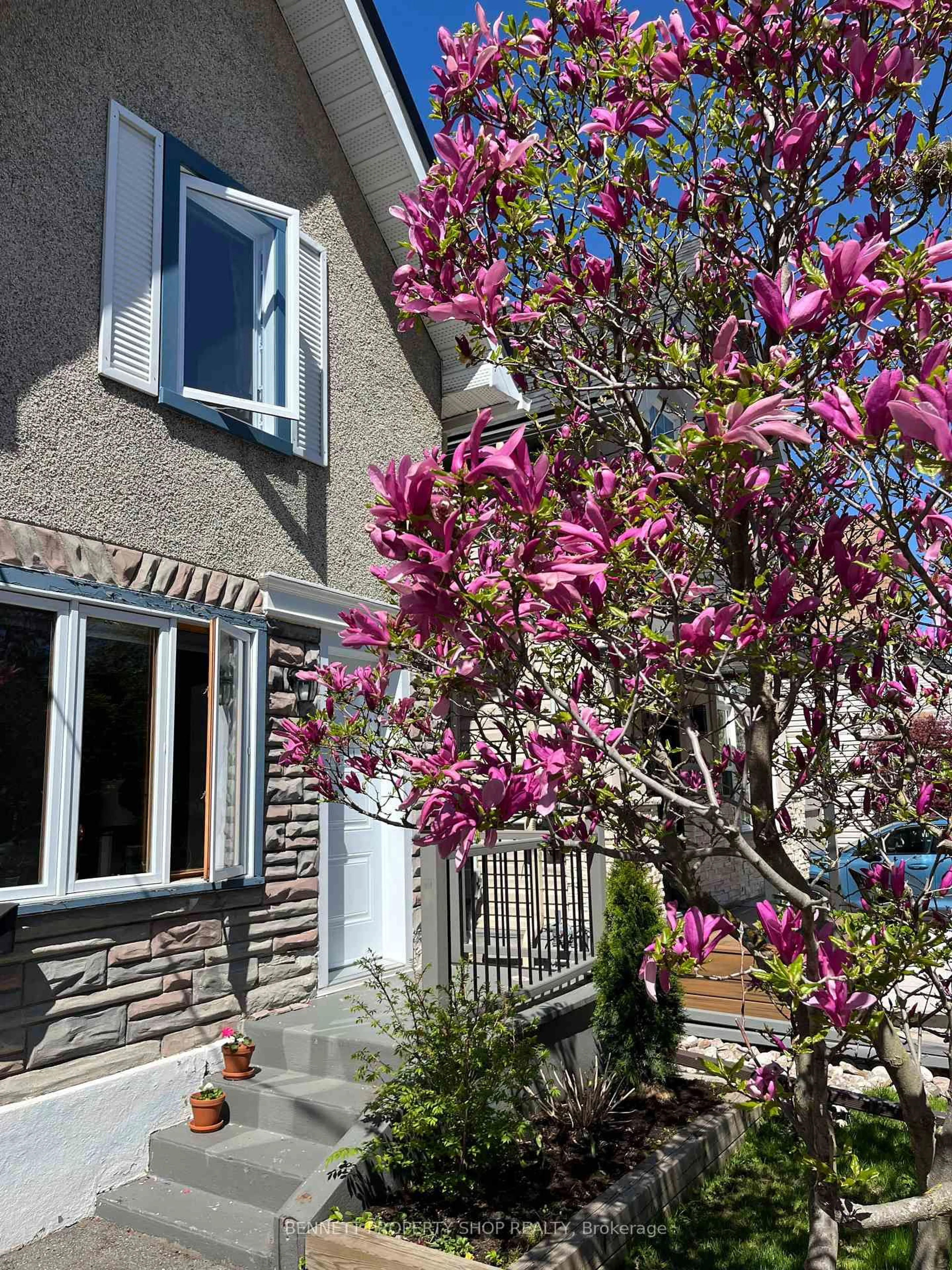 A pic from outside/outdoor area/front of a property/back of a property/a pic from drone, street for 140 Drummond St, Ottawa Ontario K1S 1K2