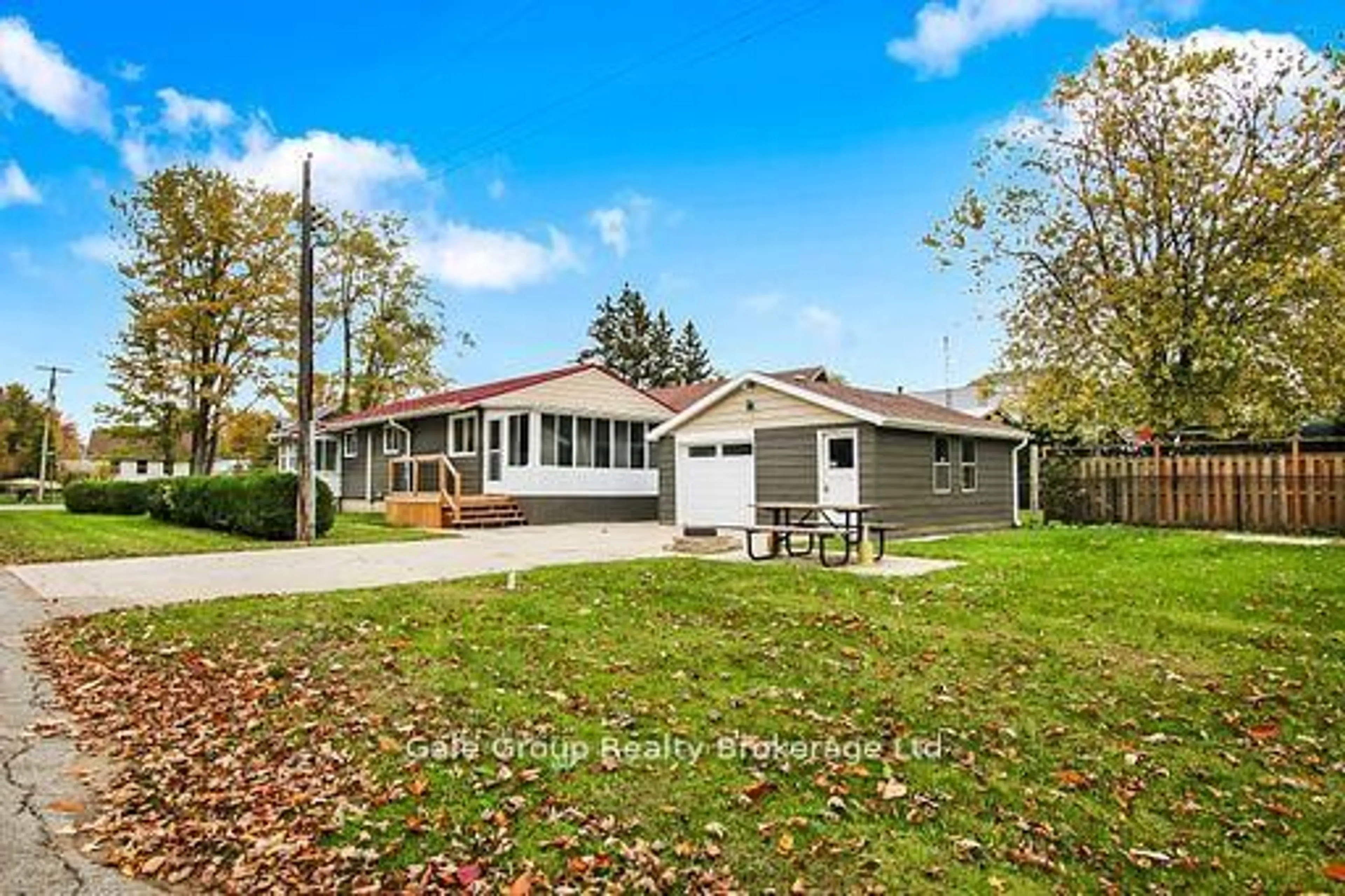 Home with vinyl exterior material, unknown for 10 Clubhouse Rd, Norfolk Ontario N0E 1T0