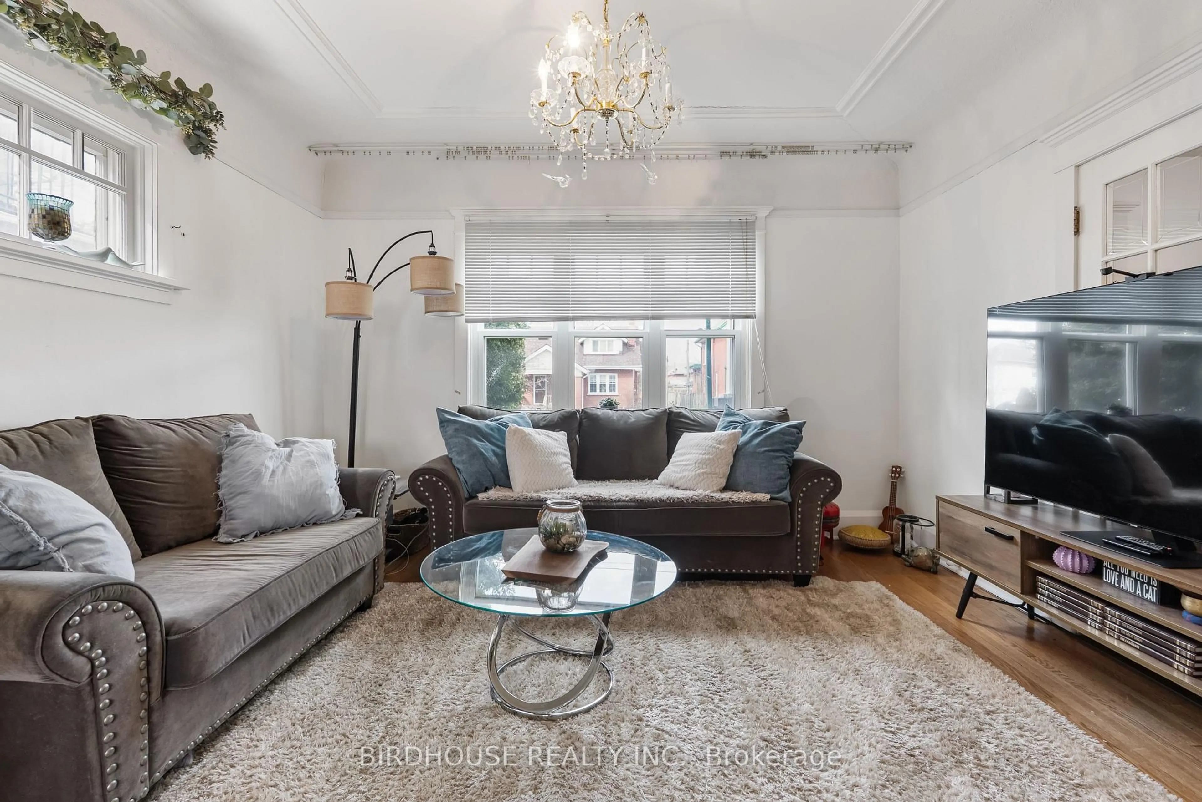 Living room with furniture, carpet floor for 490 George St, Peterborough Ontario K9J 3E5