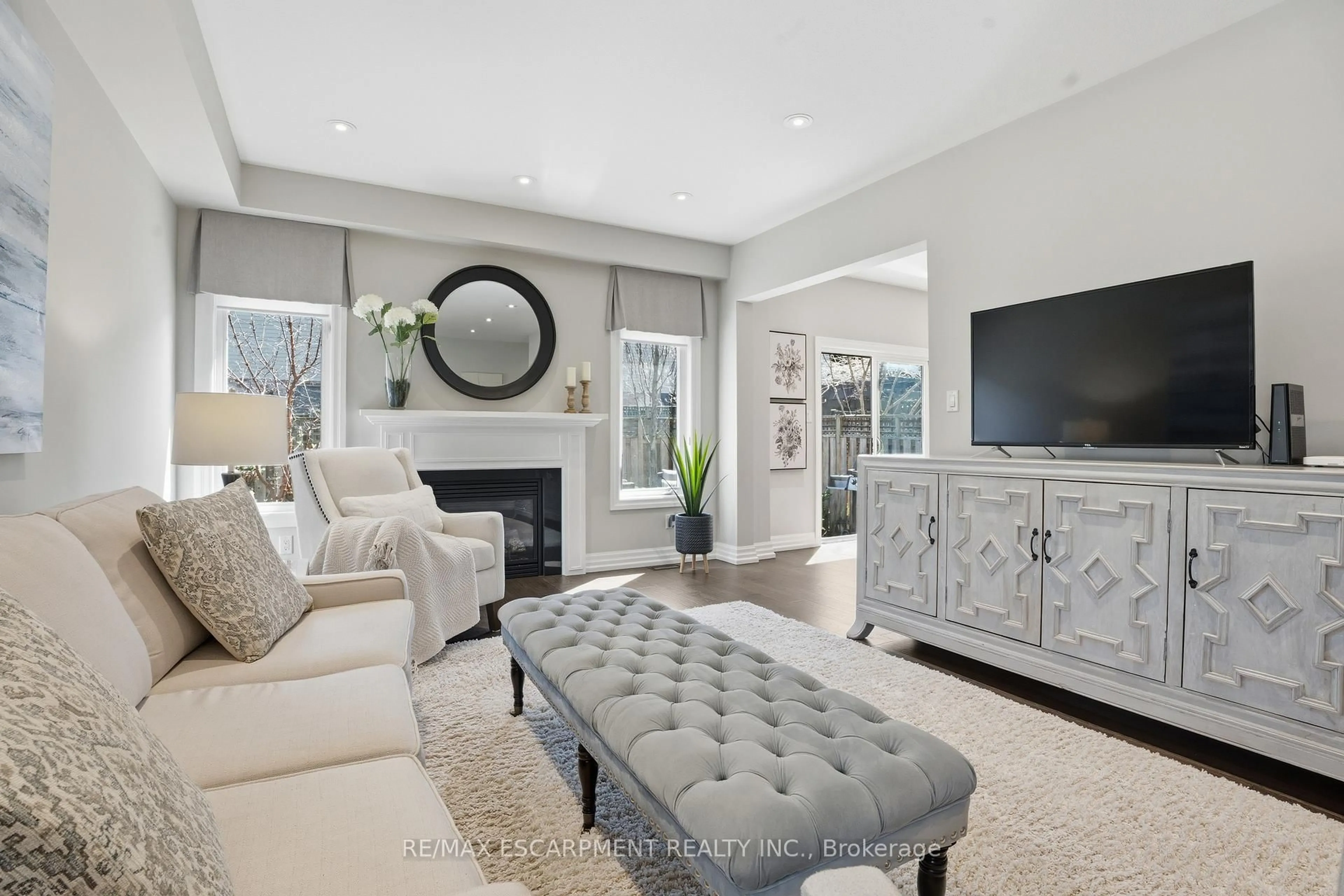 Living room with furniture, unknown for 441 STONEHENGE Dr #40, Hamilton Ontario L9K 0B1