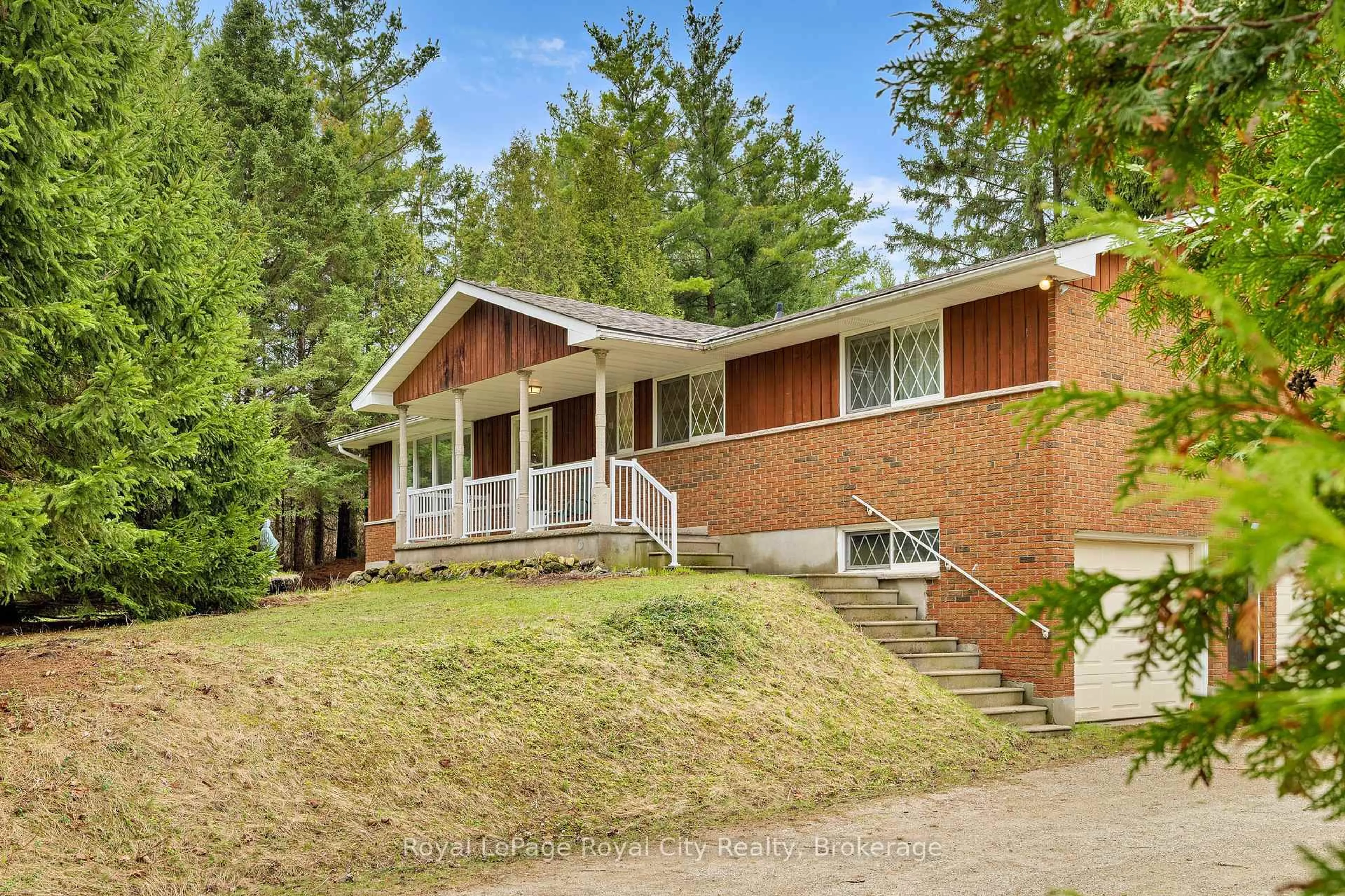 Home with brick exterior material, mountain view for 4620 20 Sdrd, Puslinch Ontario N1H 6J3