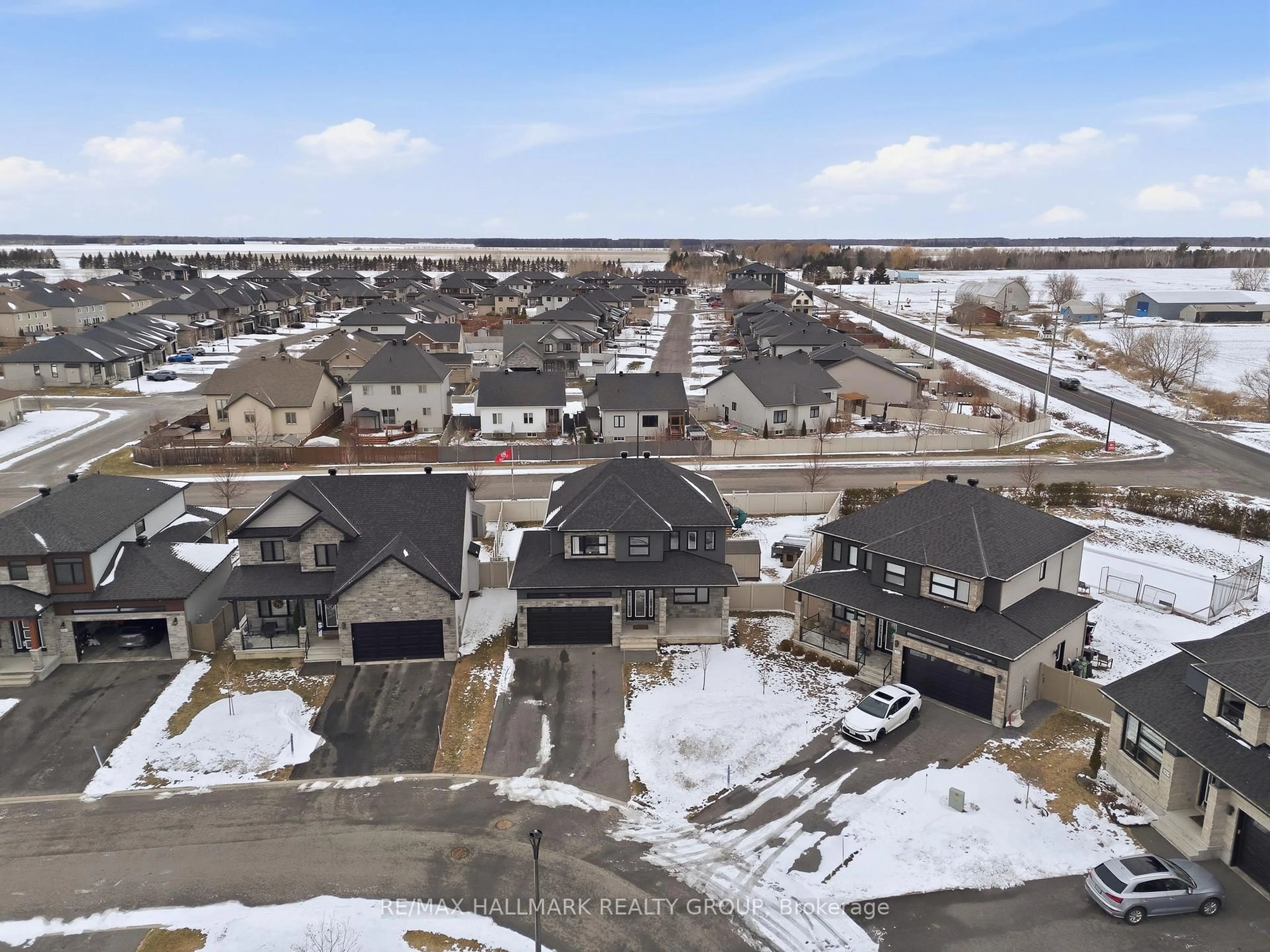 A pic from outside/outdoor area/front of a property/back of a property/a pic from drone, street for 1212 AVIGNON St, Russell Ontario K0A 1W0