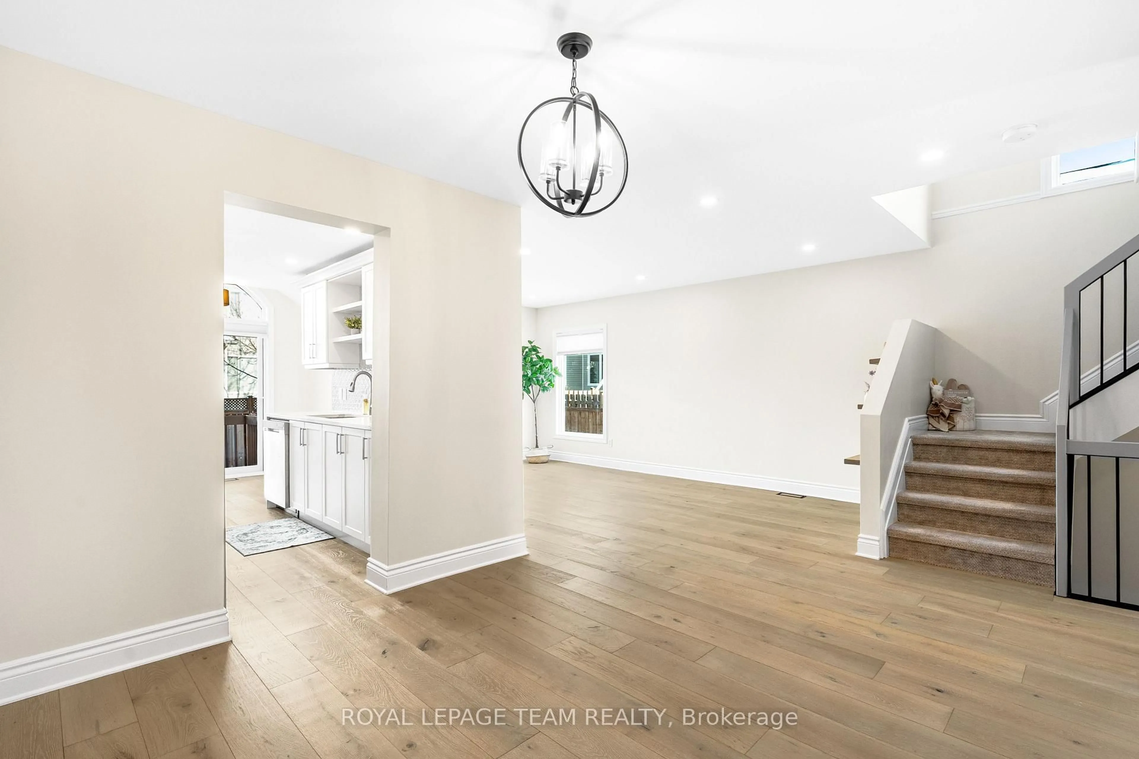 Indoor entryway for 1925 WINDWOOD Pl, Ottawa Ontario K1C 7K7
