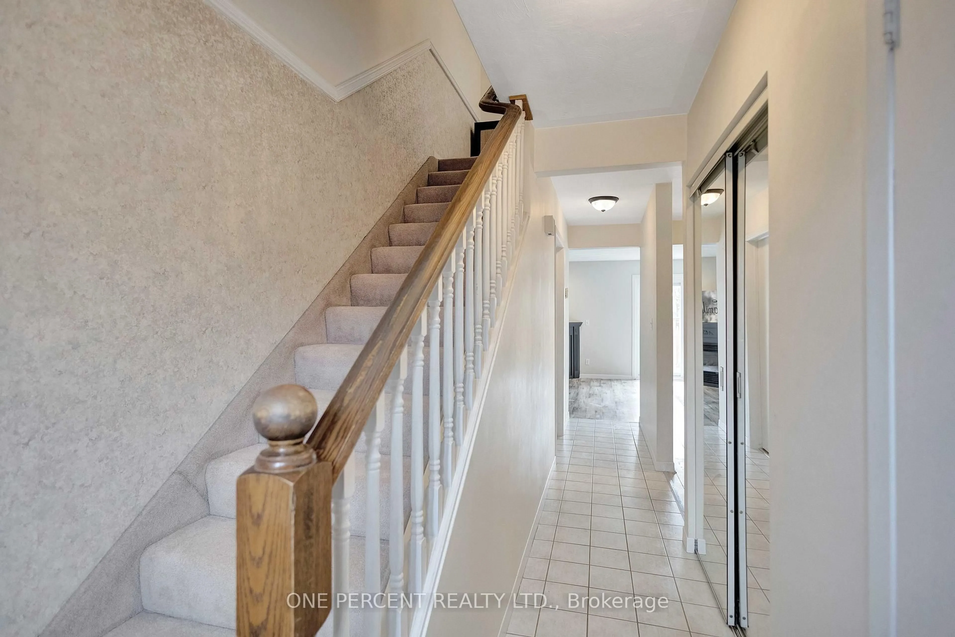 Indoor foyer for 32 Montclair Cres, Norfolk Ontario N3Y 4R9