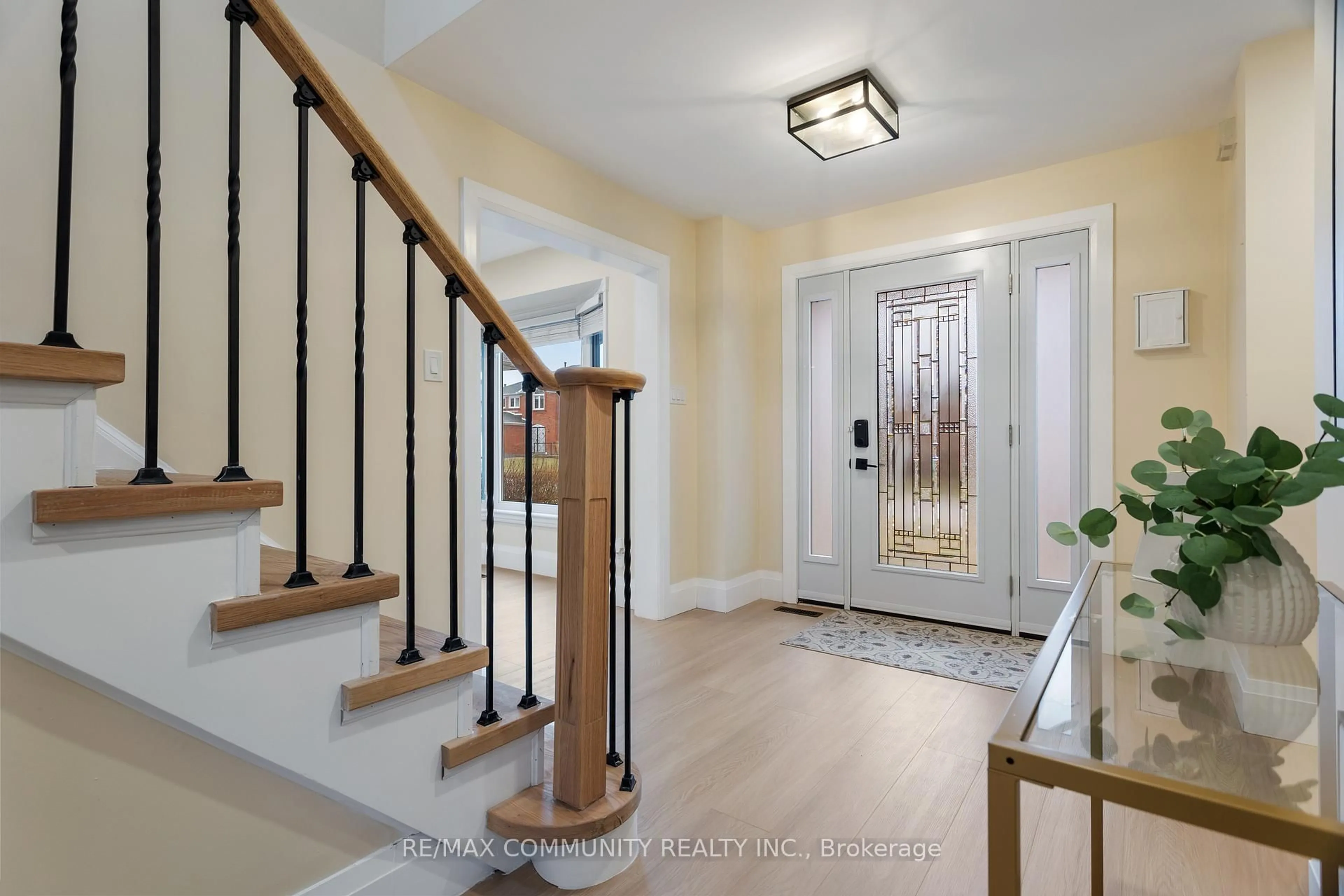 Indoor entryway for 127 Glenvalley Dr, Cambridge Ontario N1T 1R1
