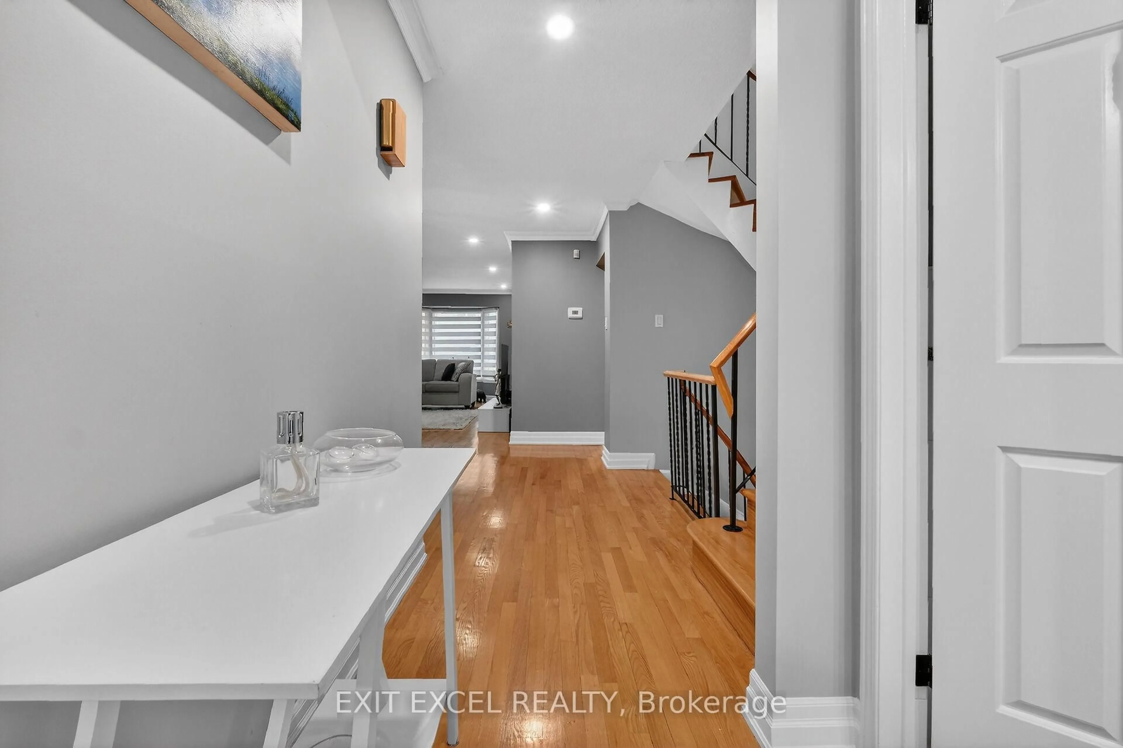 Indoor entryway for 58 Fireside Cres, Ottawa Ontario K1T 1Z4