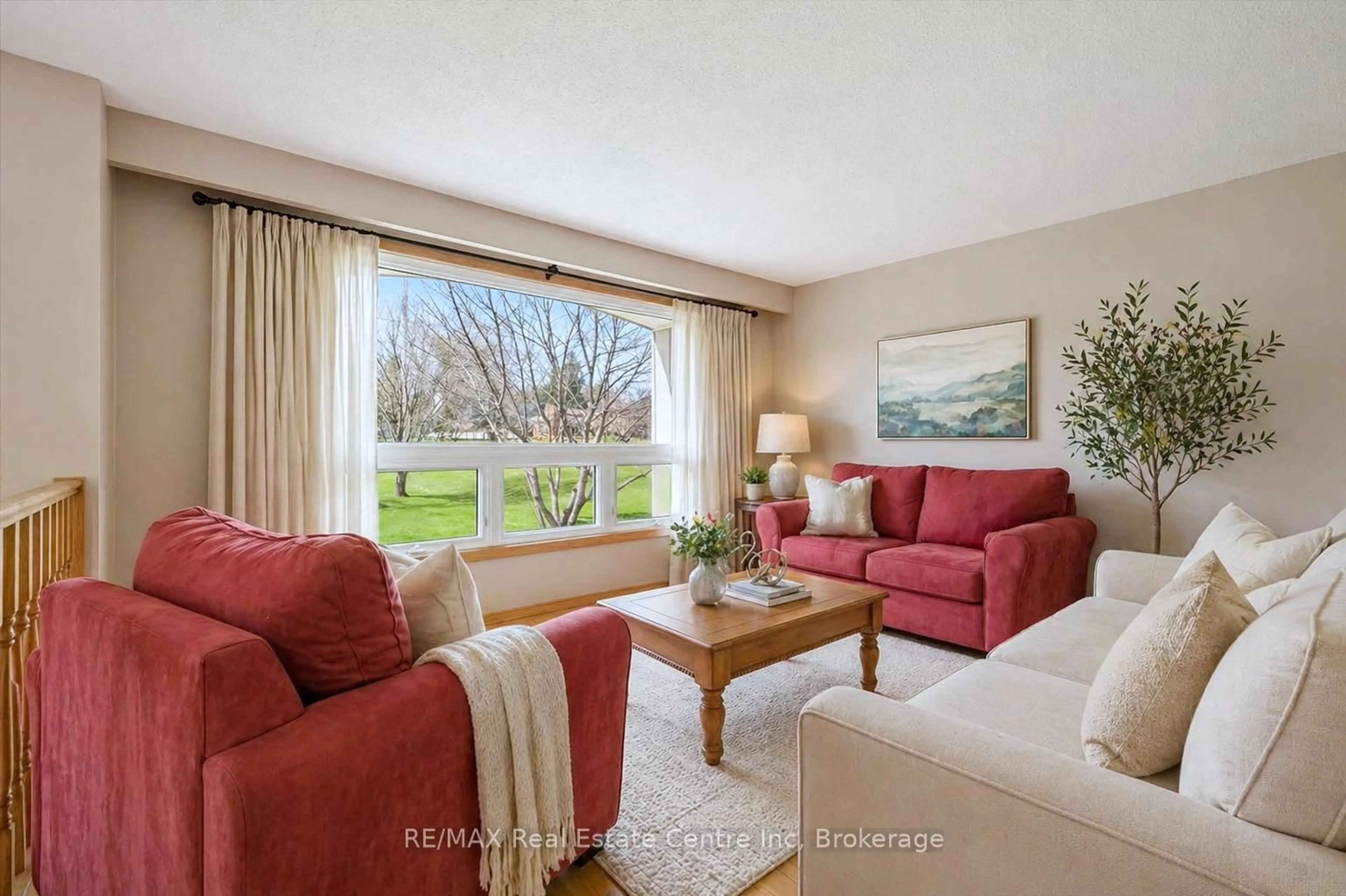 Living room with furniture, unknown for 2 HAMILTON Dr, Guelph/Eramosa Ontario N1H 6J2