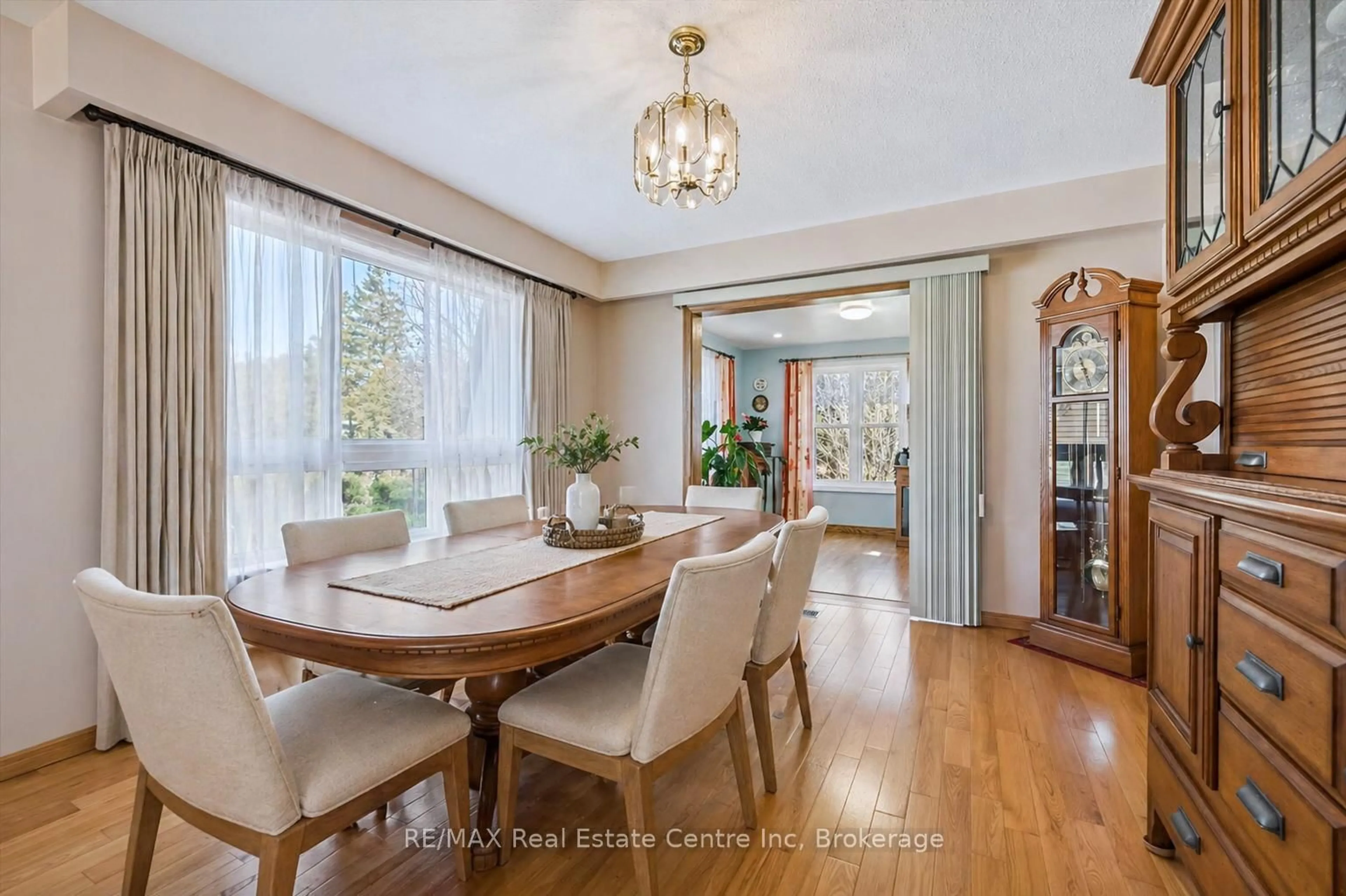 Dining room, wood/laminate floor for 2 HAMILTON Dr, Guelph/Eramosa Ontario N1H 6J2